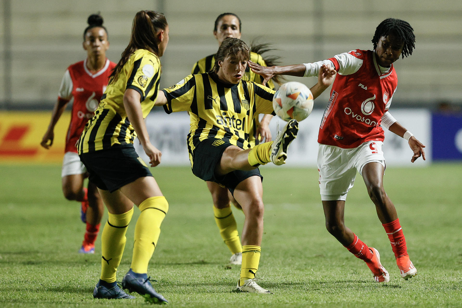 Pasaje del partido de la Copa Libertadores femenina jugado este viernes entre Peñarol, el equipo atigrado uruguayo, y el rojiblanco colombiano Independiente Santa Fe en el estadio asunceno Arsenio Erico. EFE/ Juan Pablo Pino 