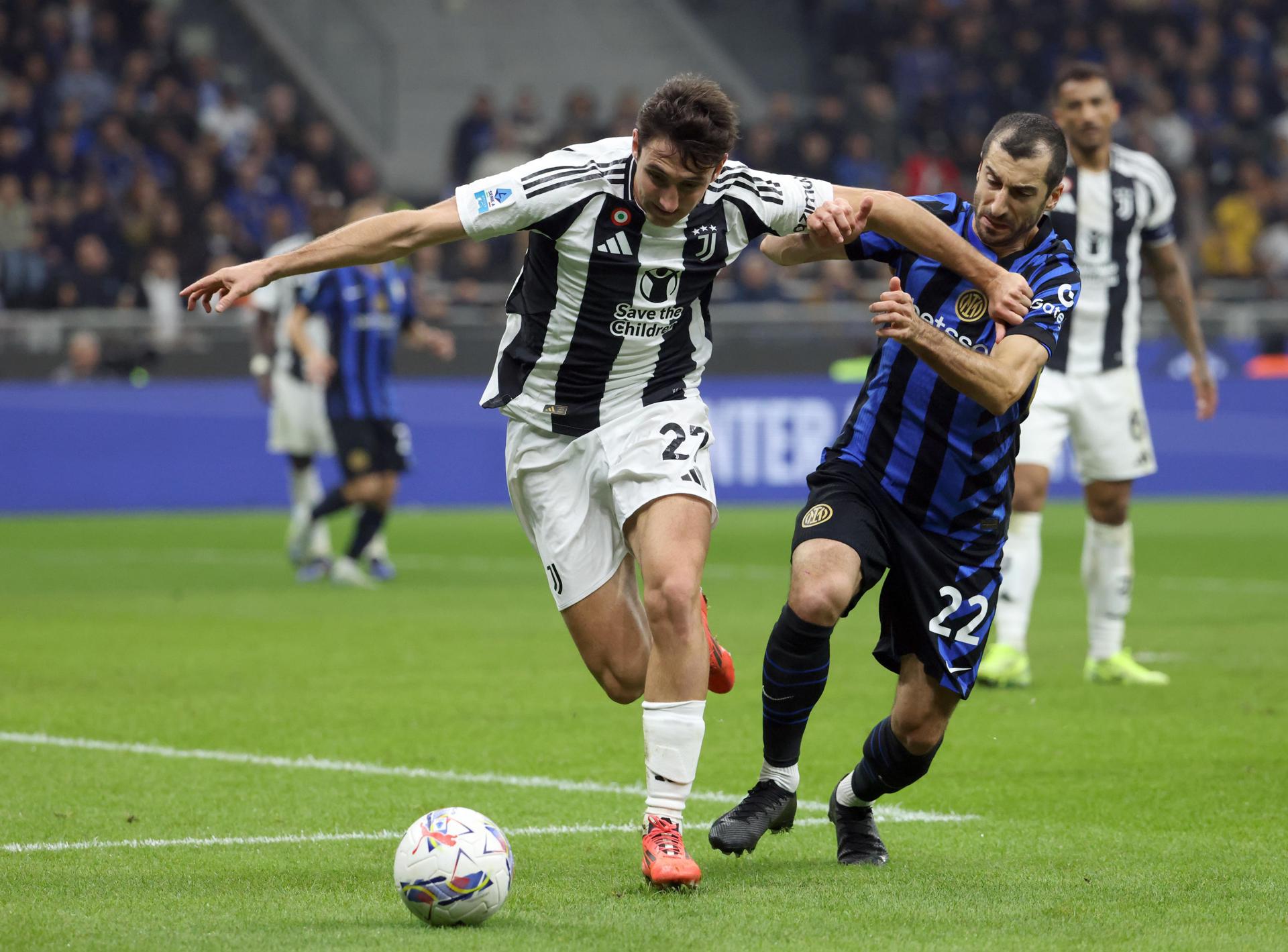 El jugador del Juventus Andrea Cambiasso (I) en acción Henrikh Mkhitaryan, del Inter, durante el partido de la Serie A jugado en Milán, ItaliaEFE/EPA/MATTEO BAZZI 