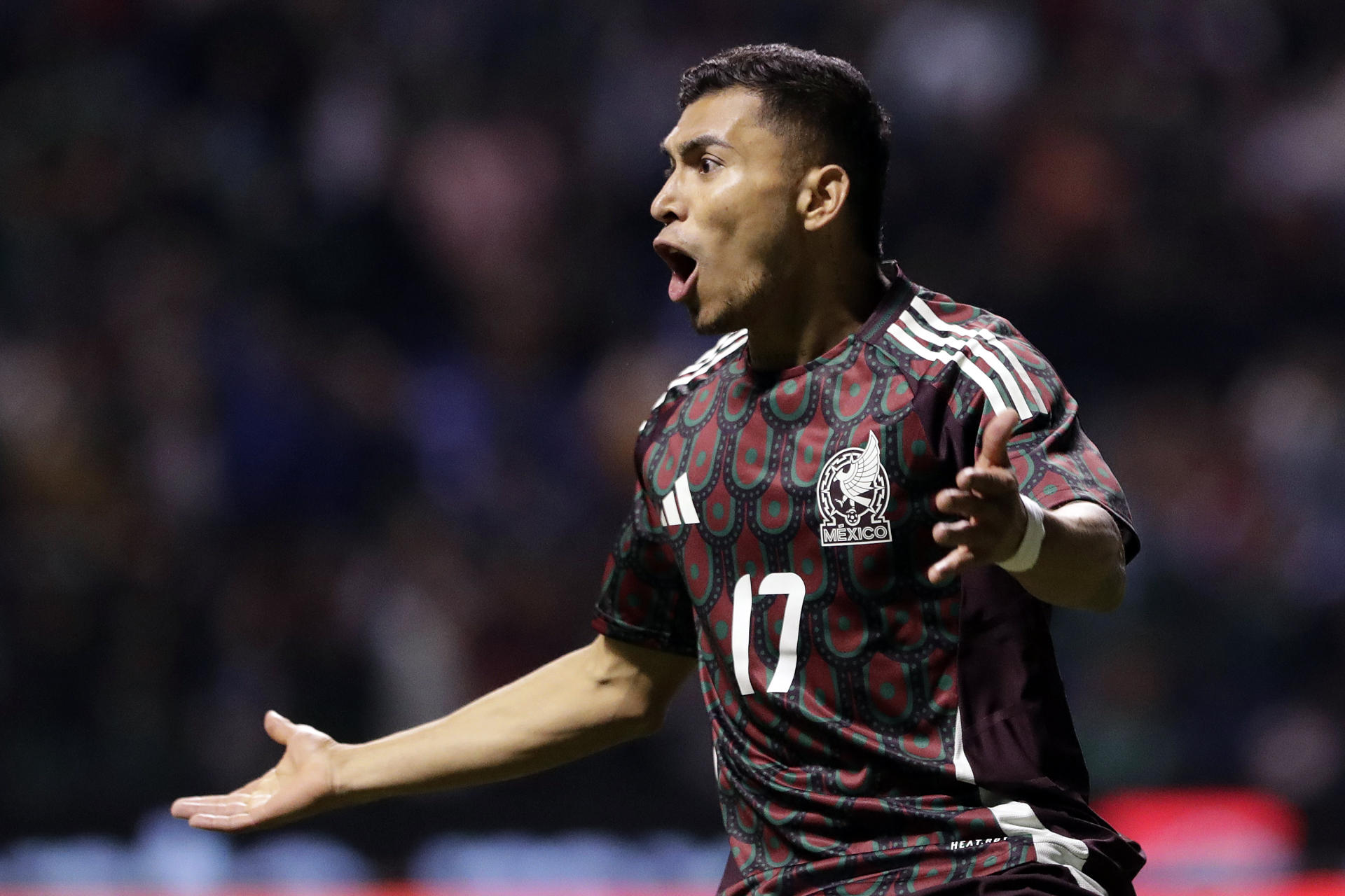 Orbelín Pineda de México, reacciona ante el Valencia FC durante un juego amistoso en el estadio Cuauhtémoc de la ciudad de Puebla (México). EFE/Hilda Ríos