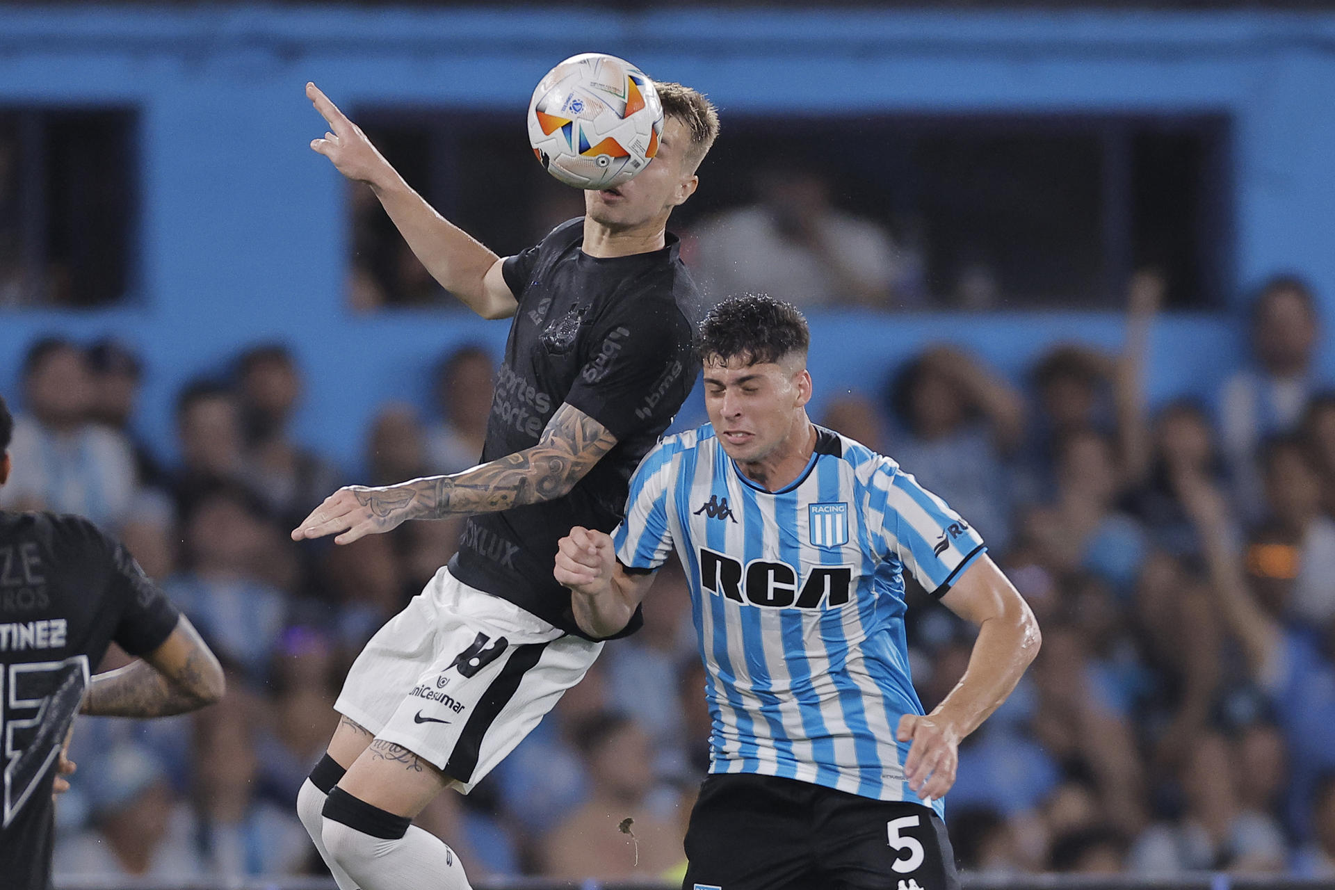 Juan Nardoni (d) de Racing disputa el balón con Charles Rigon de Corinthians en un partido de las semifinales de la Copa Sudamericana. EFE/ Juan Ignacio Roncoroni