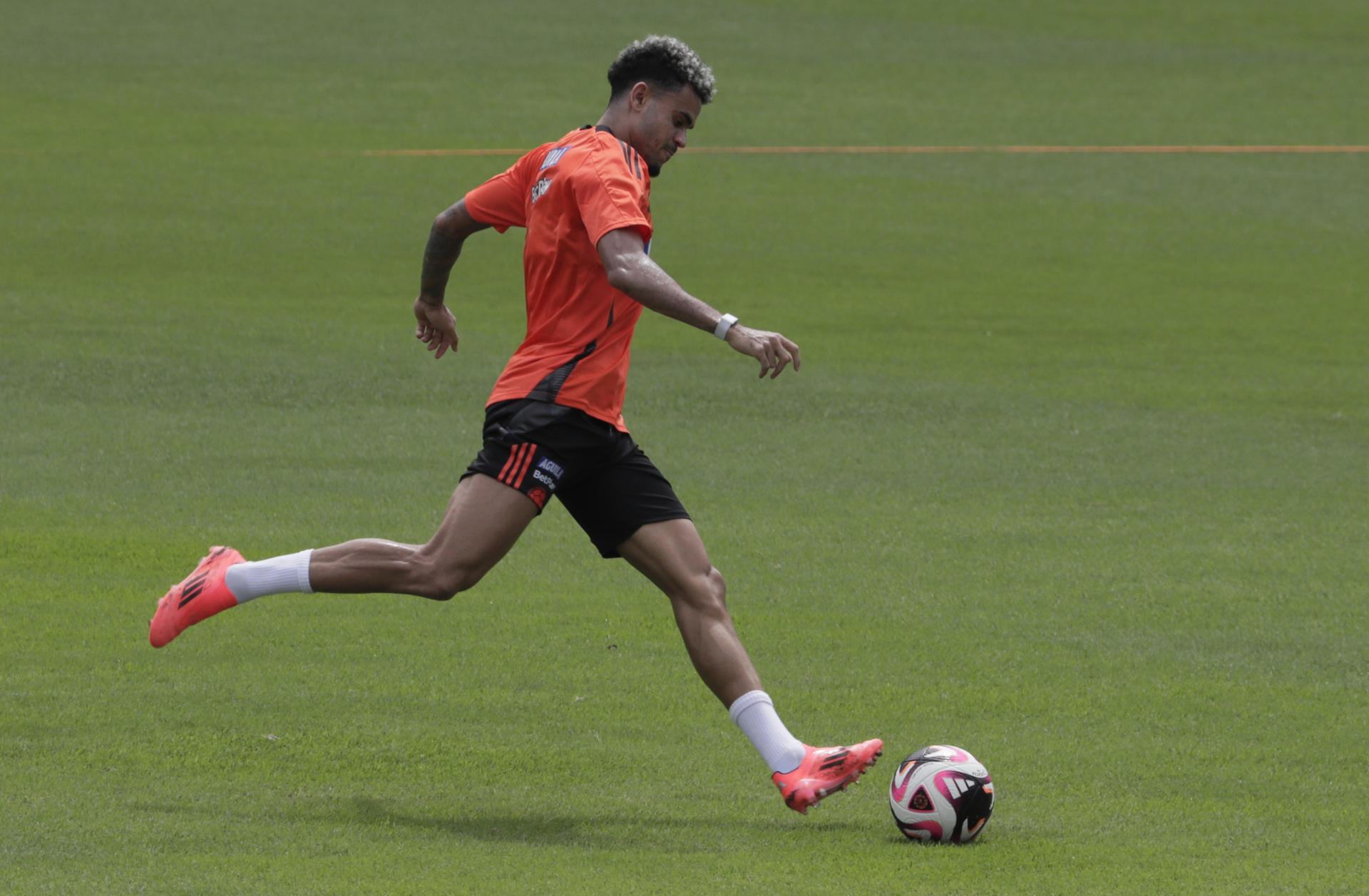 Luis Díaz, delantero del Liverpool, participa en un entrenamiento de la selección Colombia en el estadio Metropolitano en Barranquilla. EFE/ Carlos Ortega