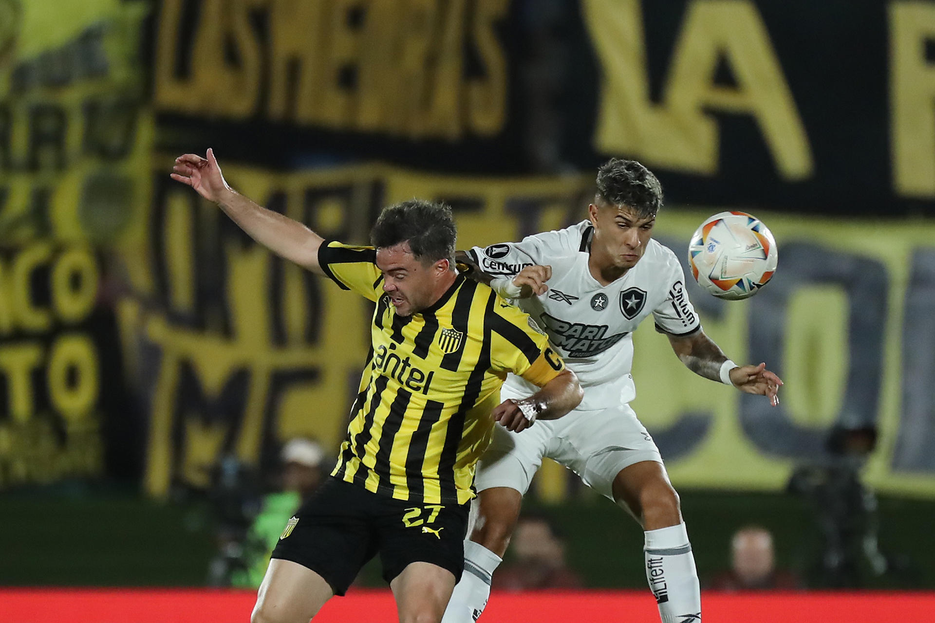 Lucas Hernandez (i) de Peñarol disputa el balón con Mateo Ponte de Botafogo en un partido de las semifinales de la Copa Libertadores. EFE/ Raul Martinez 