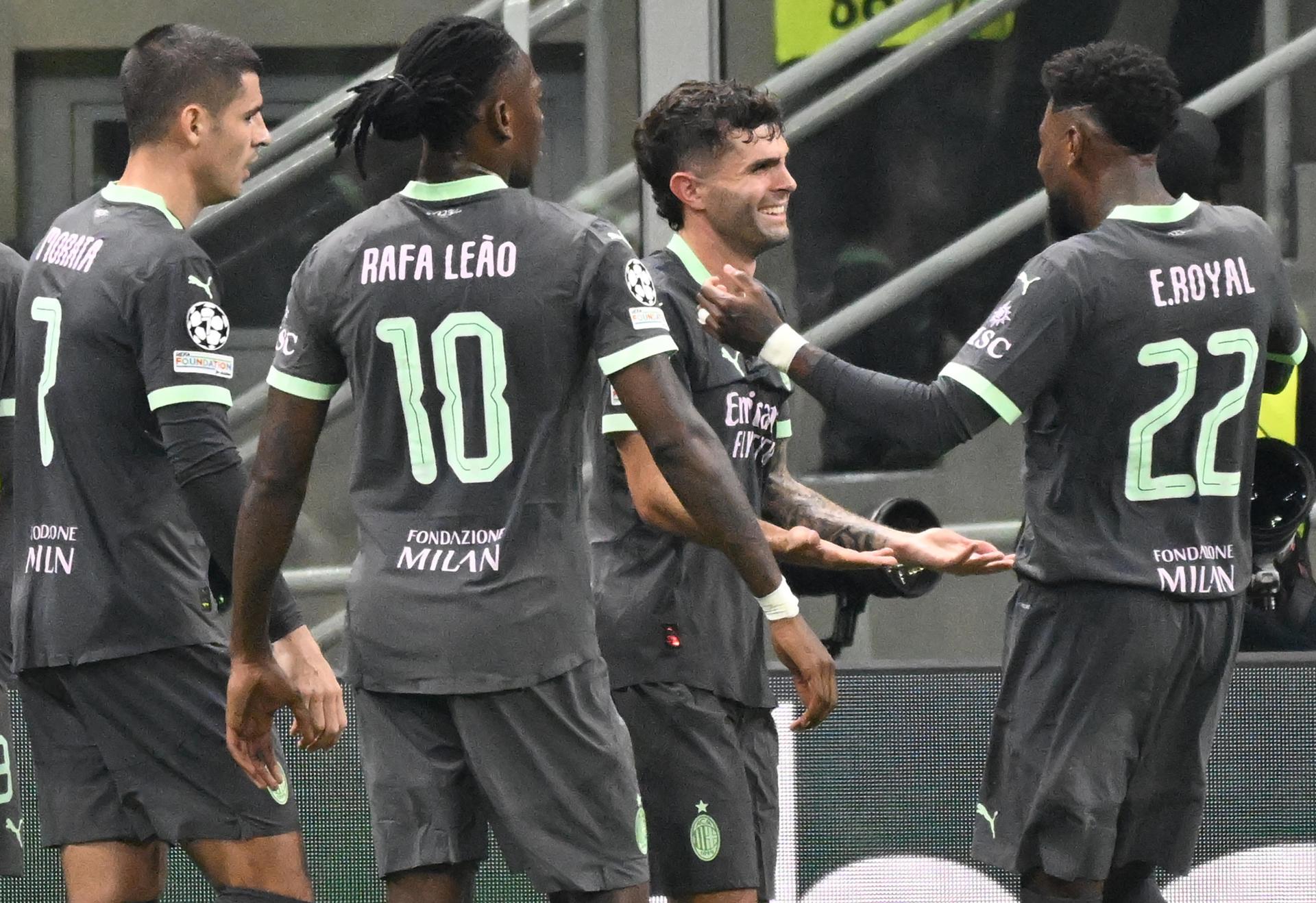 Primero sufriendo y después sobrado gracias a su superioridad numérica, pero todavía sin mostrar una versión convincente, el Milan consiguió este martes su primera victoria en Liga de Campeones ante el Brujas (3-1), al que ganó por la mínima gracias a un golazo olímpico de Pulisic y el doblete salvador de Reijnders. EFE/EPA/DANIEL DAL ZENNARO 