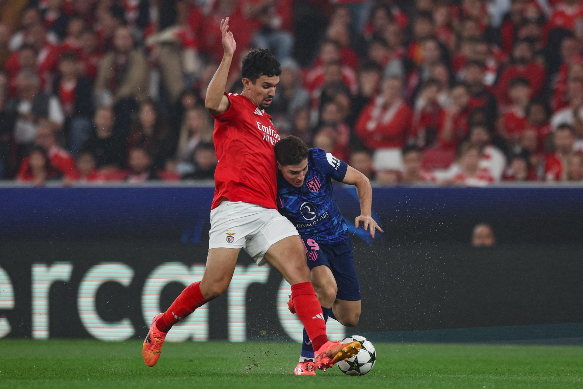 El jugador del Benfica Tomas Araujo (I) frena el ataque del rojiblanco Julian Alvarez durante el partido de la UEFA Champions League que han jugado SL Benfica y Atletico Madrid, en Lisboa, Portugal.EFE/EPA/MIGUEL A. LOPES