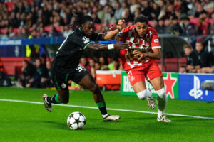 alt El Girona cae ante el Feyenoord en un partido sin suerte