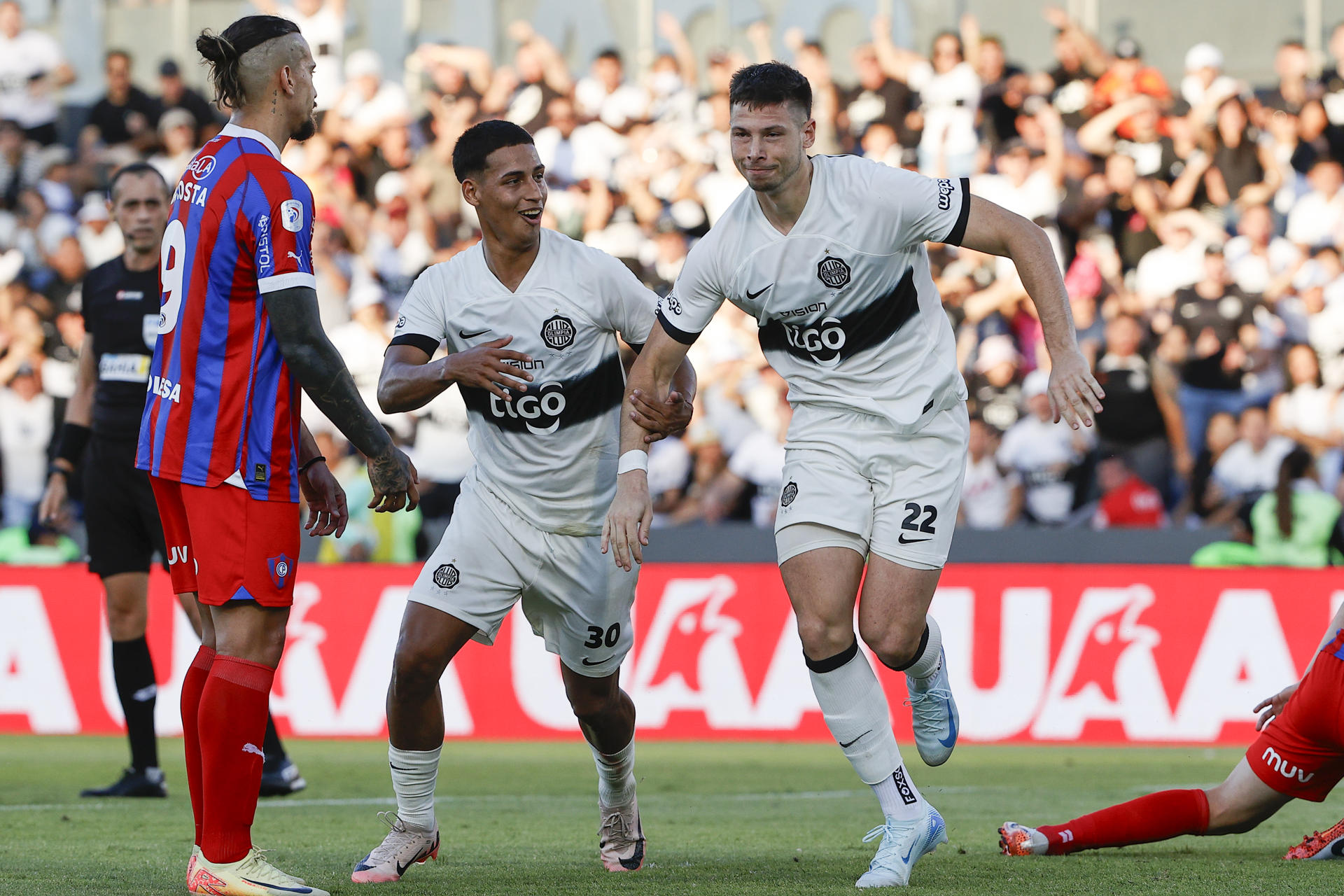 Manuel Capasso (d) de Olimpia celebra su gol en un partido del Torneo Clausura paraguayo entre Olimpia y Cerro, en el estadio Osvaldo Domínguez Dibb en Asunción (Paraguay). EFE/ Juan Pablo Pino 