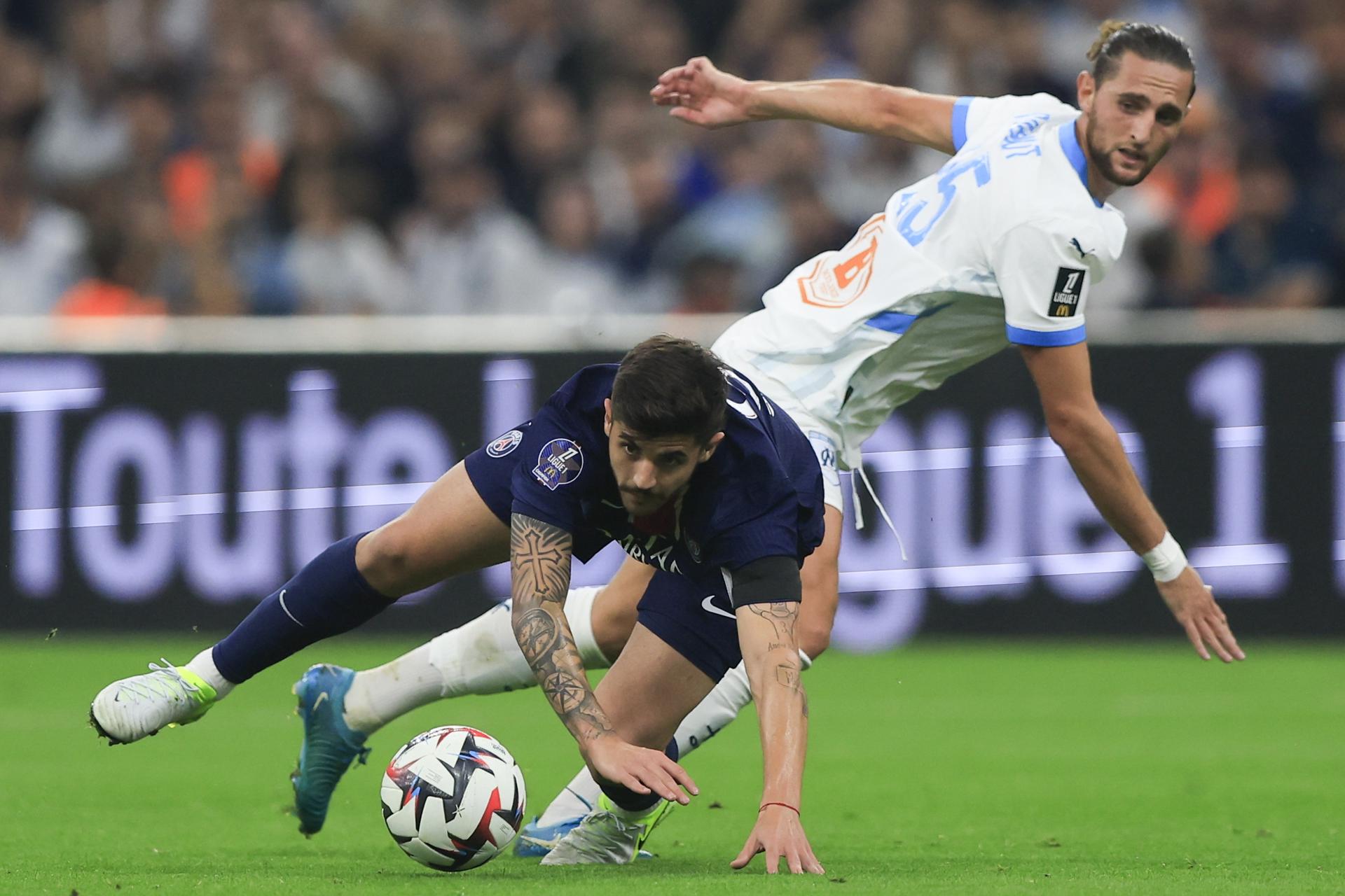 Beraldo, en una acción con Rabiot. EFE/EPA/Guillaume Horcajuelo 