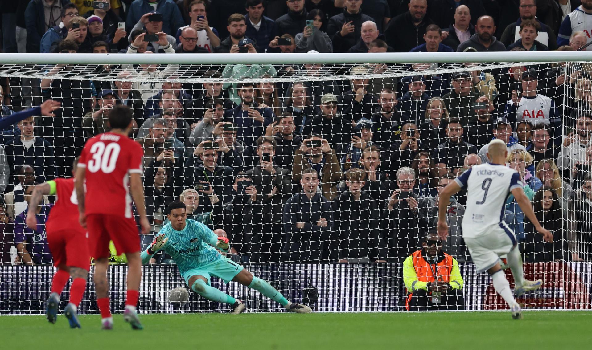 alt Richarlison, de penalti, dispara al Tottenham