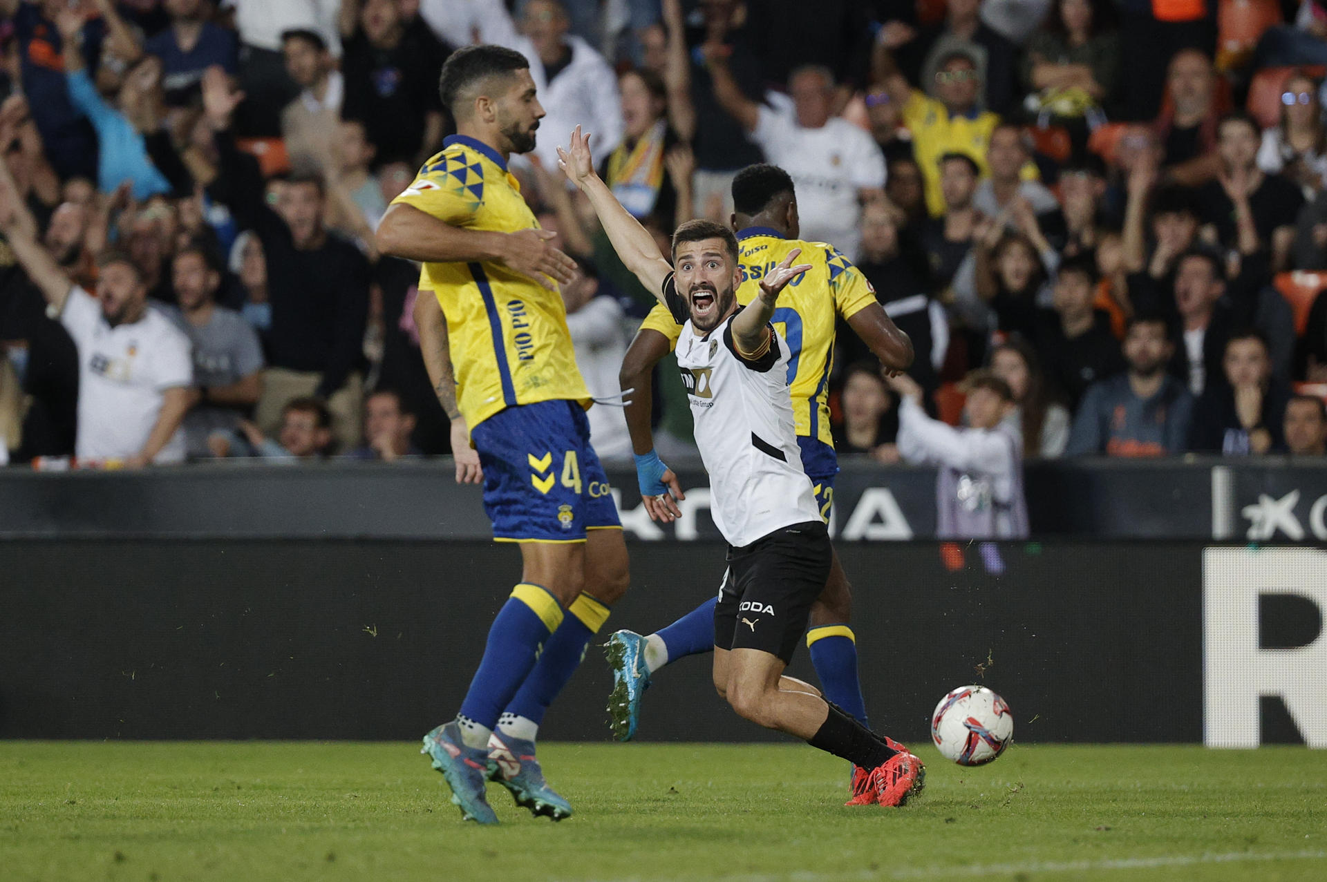 El lateral del Valencia José Gayá (d), durante el encuentro correspondiente a la décima jornada de La Liga EA Sports que disputaron Valencia CF y UD Las Palmas en el estadio de Mestalla. EFE/Manuel Bruque 