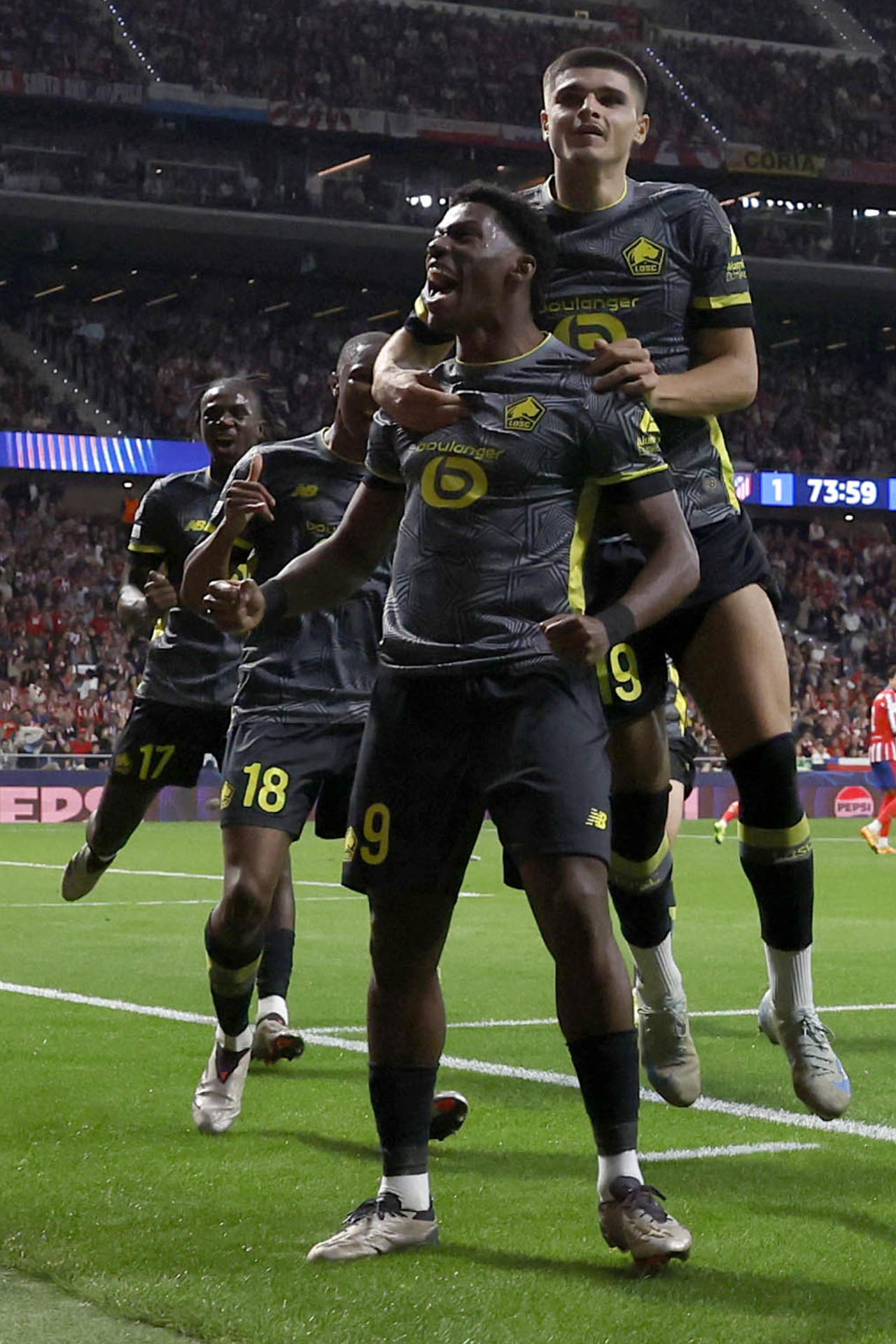 El delantero del Lille Jonathan David celebra su gol, segundo del equipo francés, durante el partido de la Liga de Campeones que Atlético de Madrid y Lille disputan este miércoles en el estadio Metropolitano. EFE/ Juanjo Martín