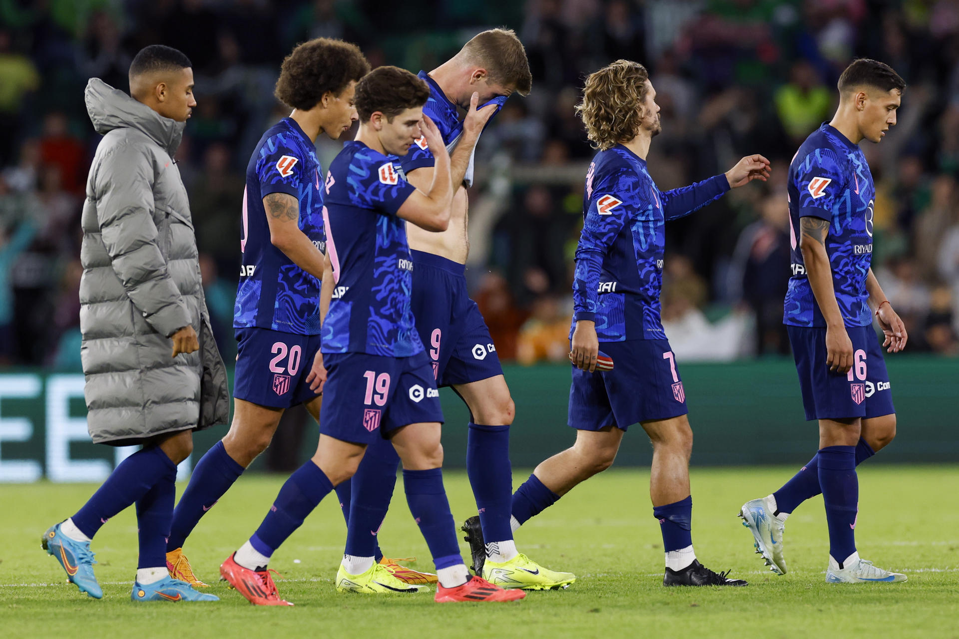 Los jugadores del Atlético de Madrid abandonan el terreno de juego a la finalización del encuentro correspondiente a la jornada 11 de Laliga EA Sports que han disputado Betis y Atlético de Madrid en el estadio Benito Villamarin, en Sevilla. EFE/ Julio Muñoz 