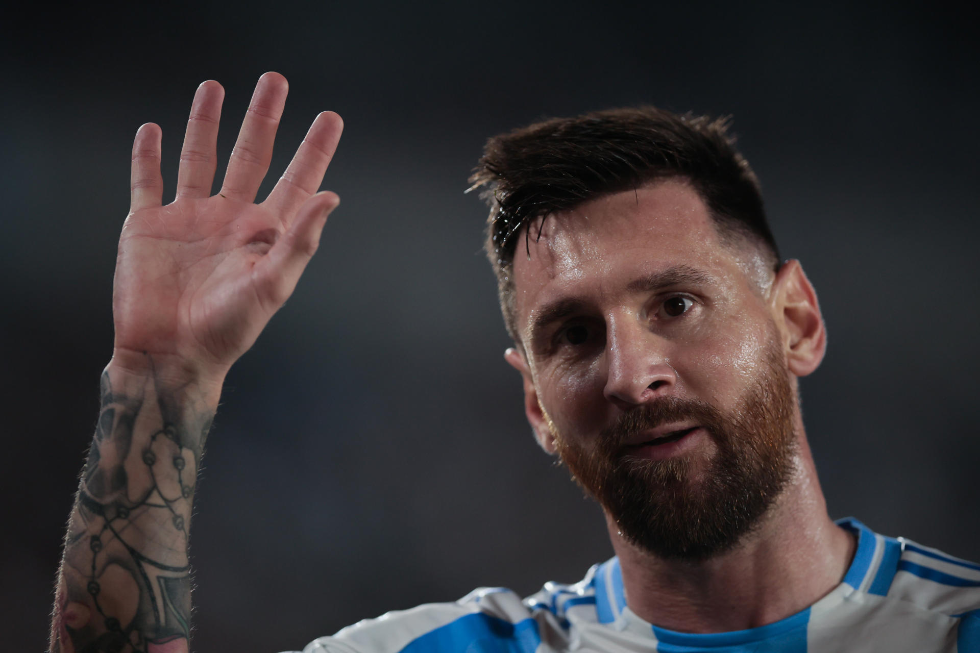 El capitán de Argentina, Lionel Messi (i), fue registrado este martes, 15 de octubre, al celebrar un gol que le anotó a Bolivia, durante un partido de la fecha 10 de las eliminatoria suramericanas al Mundial FIFA de 2026, en el estadio Más Monumental de Buenos Aires (Argentina). EFE/Luciano González