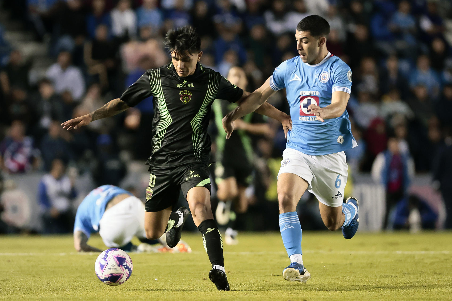 Erik Lira (d) de Cruz Azul disputa el balón con Dieter Villalpando de Juárez, este miércoles durante un partido de la jornada 13 del Torneo Apertura del fútbol mexicano, disputado en el Estadio Ciudad de los Deportes, en Ciudad de México (México). EFE/ José Méndez 