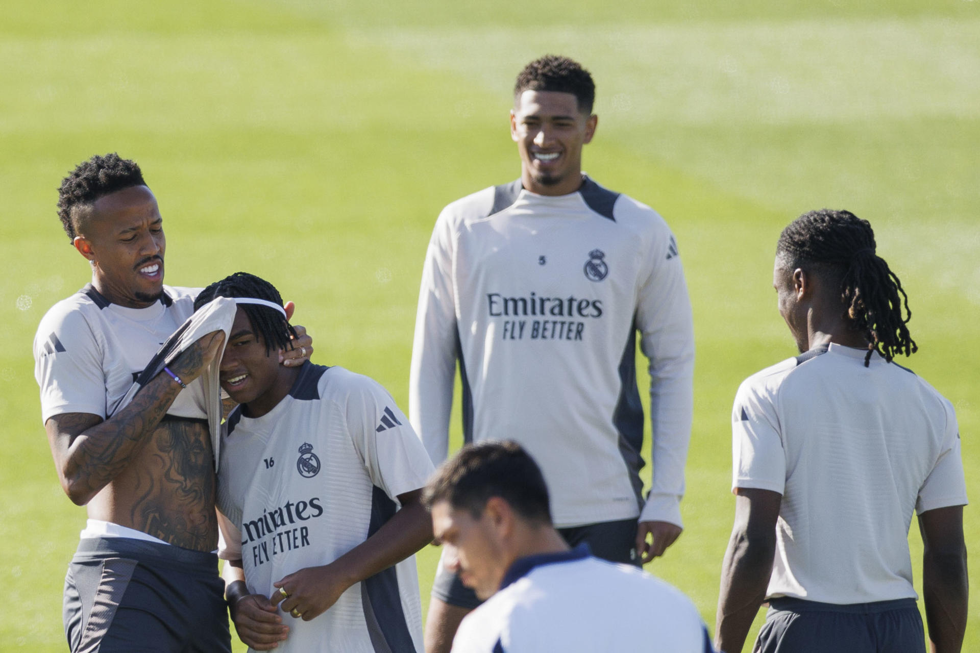 Los jugadores del Real Madrid Eder Militao (i), Endrick (2i), Jude Bellingham (2d) y Eduardo Camavinga (d), durante el entrenamiento de este lunes, en la víspera del partido de Liga de Campeones ante el Borussia de Dortmund. EFE/Sergio Pérez 