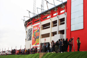 alt Aficionados bolivianos duermen y hacen filas por una entrada para el partido ante Colombia