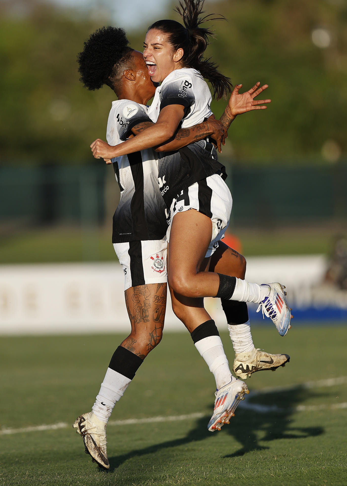 Gabi Zanotti (d) y Ana Carolina Nogueira de Corinthians festejan una anotación ante Olimpia. EFE/ Juan Pablo Pino 