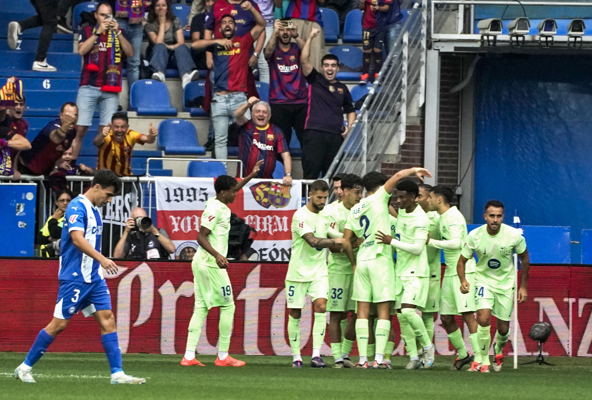 Los jugadores del FC Barcelona celebran el gol marcado por su compañero Robert Lewandowski durante el partido de la novena jornada de Liga en el estadio de Mendizorrotza de Vitoria. EFE/L. Rico 