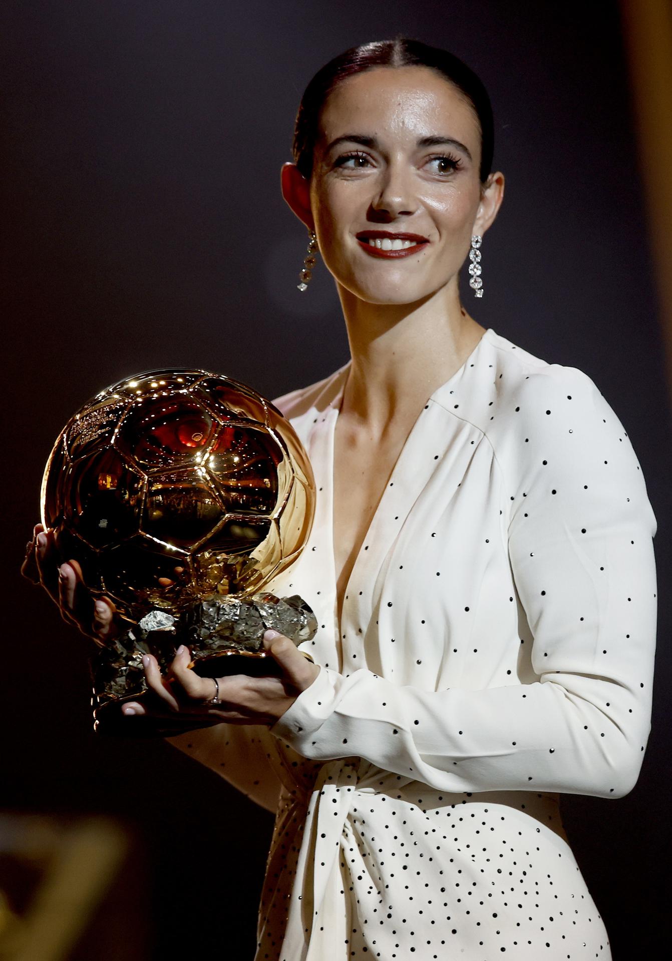 La jugadora del Barcelona Aitana Bonmati pronuncia su discurso tras ganar el Balón de Oro Femenino 2024 en la ceremonia del Balón de Oro 2024 en el Teatro du Chatelet en París, Francia, el 28 de octubre de 2024. EFE/EPA/MOHAMMED BADRA 