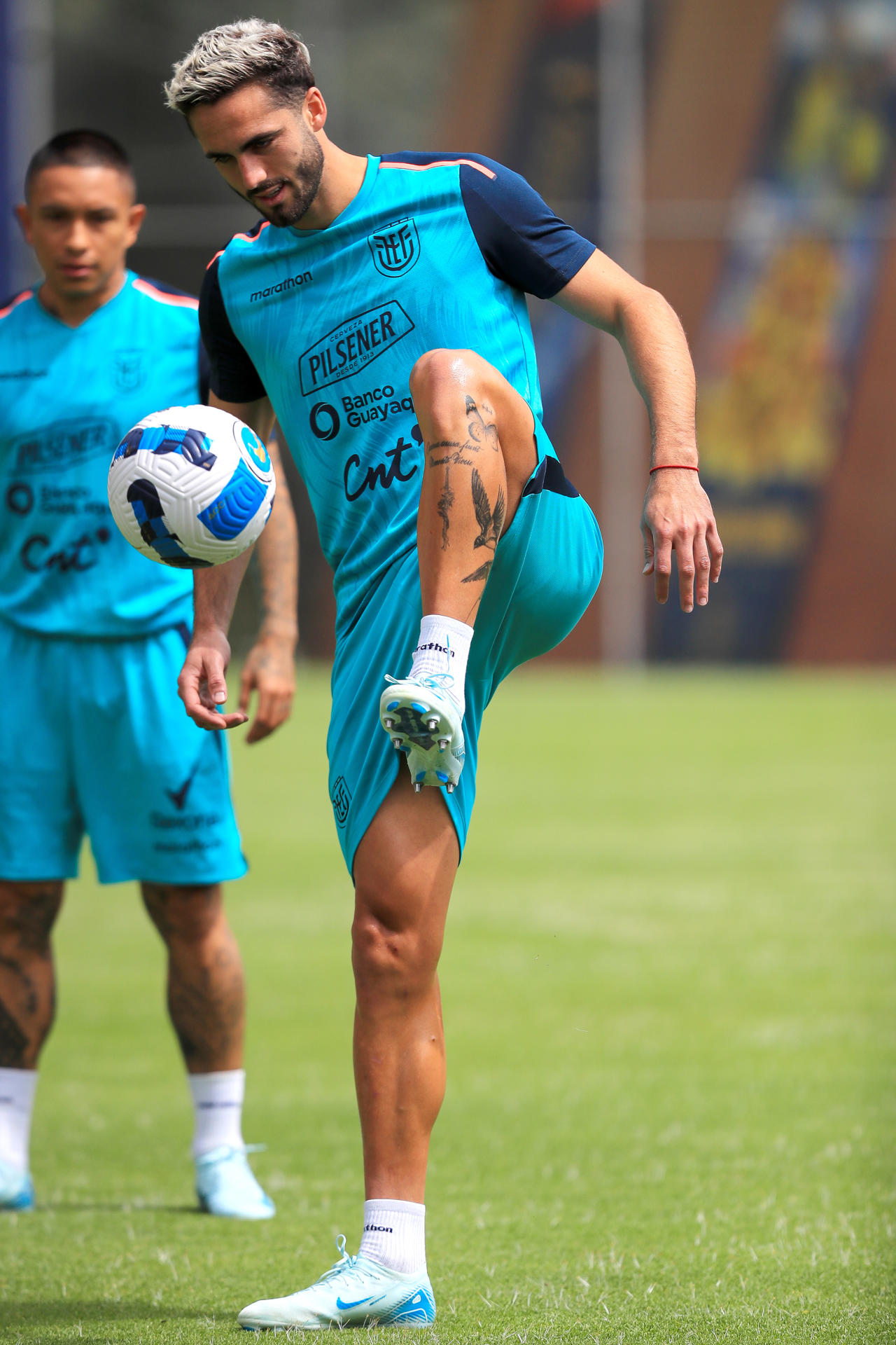 El jugador de la selección de fútbol de Ecuador, Leonardo Campana, controla un balón durante un entrenamiento este martes en Quito (Ecuador). EFE/ José Jácome 