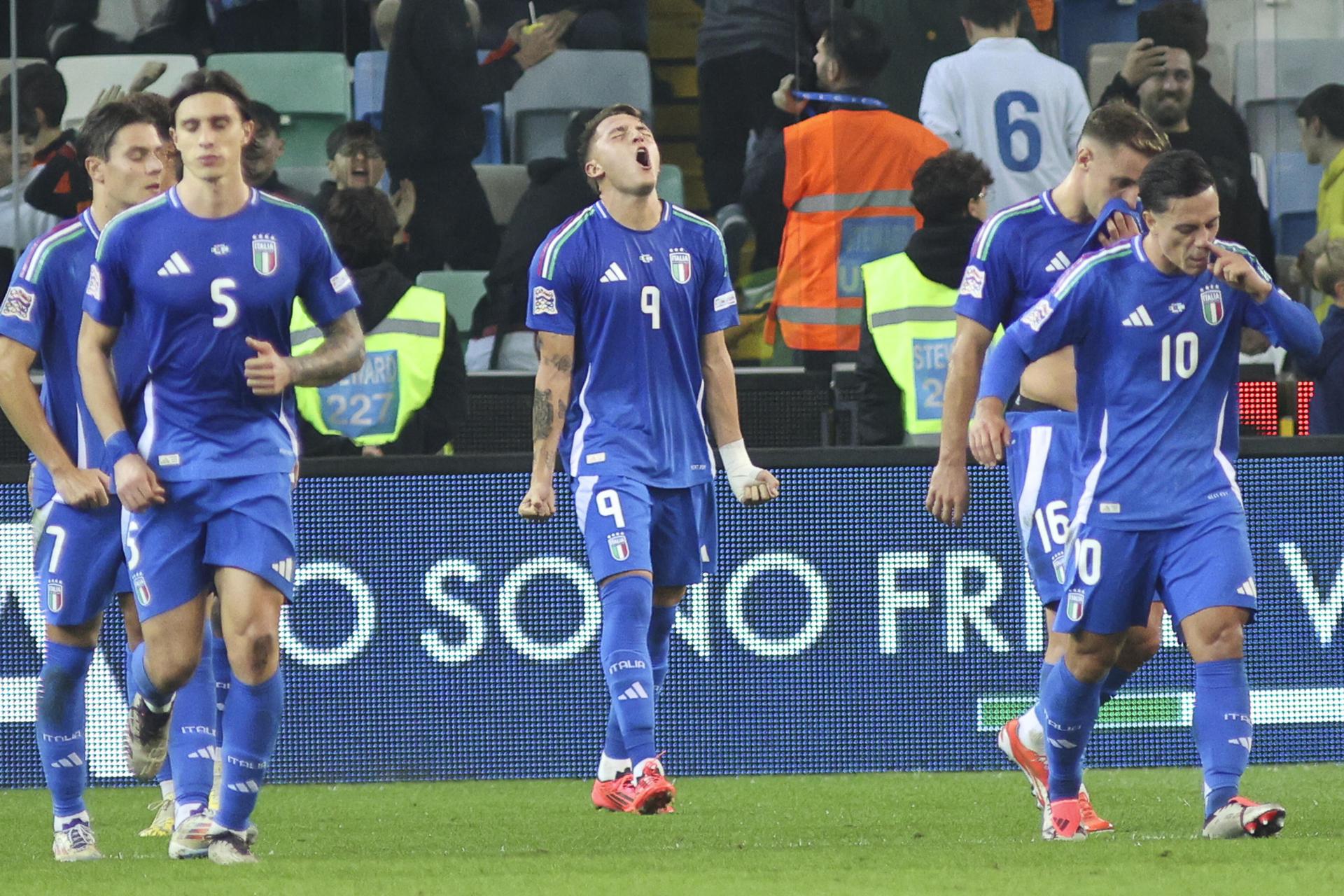 El delantero de Italia Matteo Retegui celebra un gol durante el partido de la UEFA Nations League que han jugado Italia e Israel en Udine, Italia. EFE/EPA/DAVIDE CASENTINI