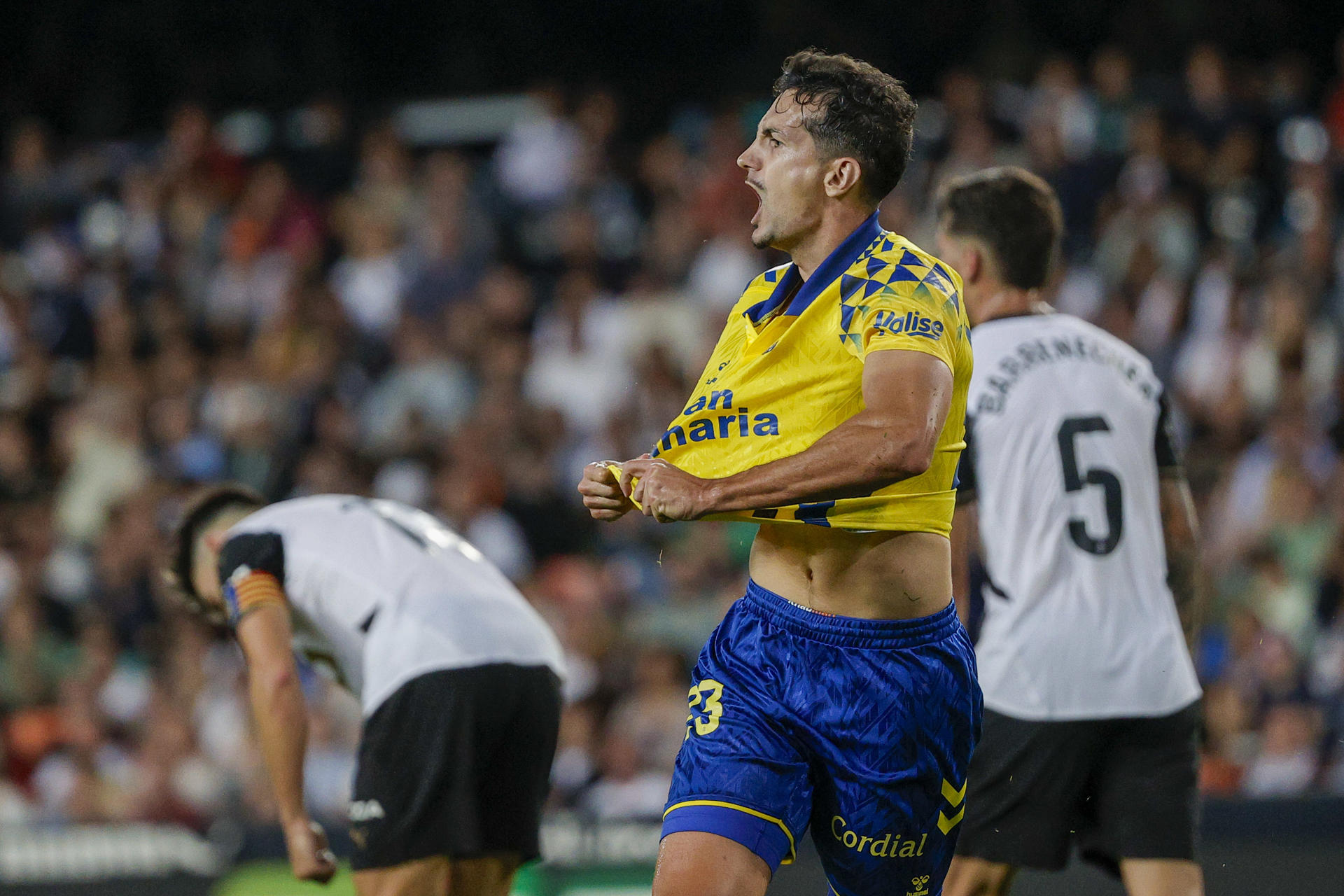 El defensa de la UD Las Palmas Álex Muñoz celebra el primer gol del equipo canario durante el encuentro correspondiente a la décima jornada de La Liga EA Sports que disputan este lunes Valencia y Las Palmas en el estadio de Mestalla, en Valencia. EFE / Manuel Bruque. 