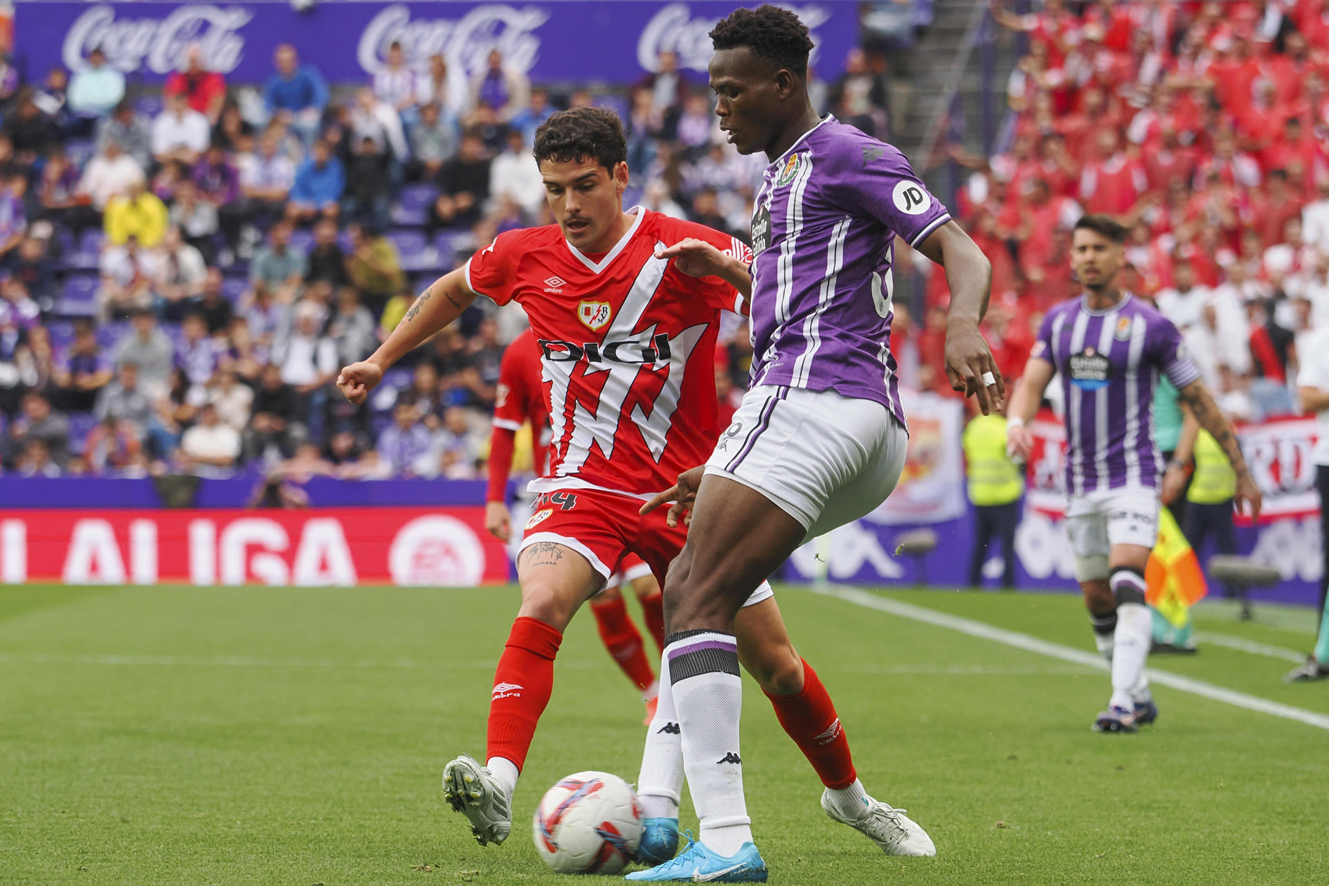 El centrocampista senegalés del Real Valladolid Amath Ndiaye (d) con el balón ante el delantero del Rayo Vallecano Sergio Perez Camello (i) durante el partido de la novena jornada de LaLiga EA Sports disputado entre el Real Valladolid y el Rayo Vallecano en el estadio José Zorrilla de Valladolid. EFE/R. García 