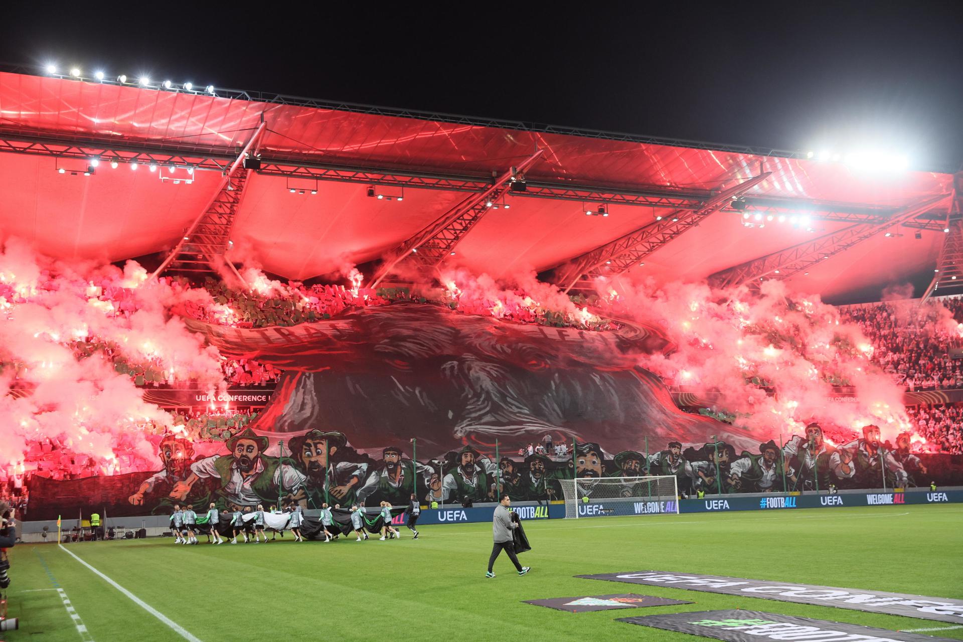 Seguidores del Legia encienden bengalas durante el partido de fútbol de la Liga de la Conferencia Europa de la UEFA entre el Legia de Varsovia y el Real Betis en Varsovia, Polonia. (Polonia, Varsovia) EFE/EPA/Leszek Szymanski POLAND OUT 