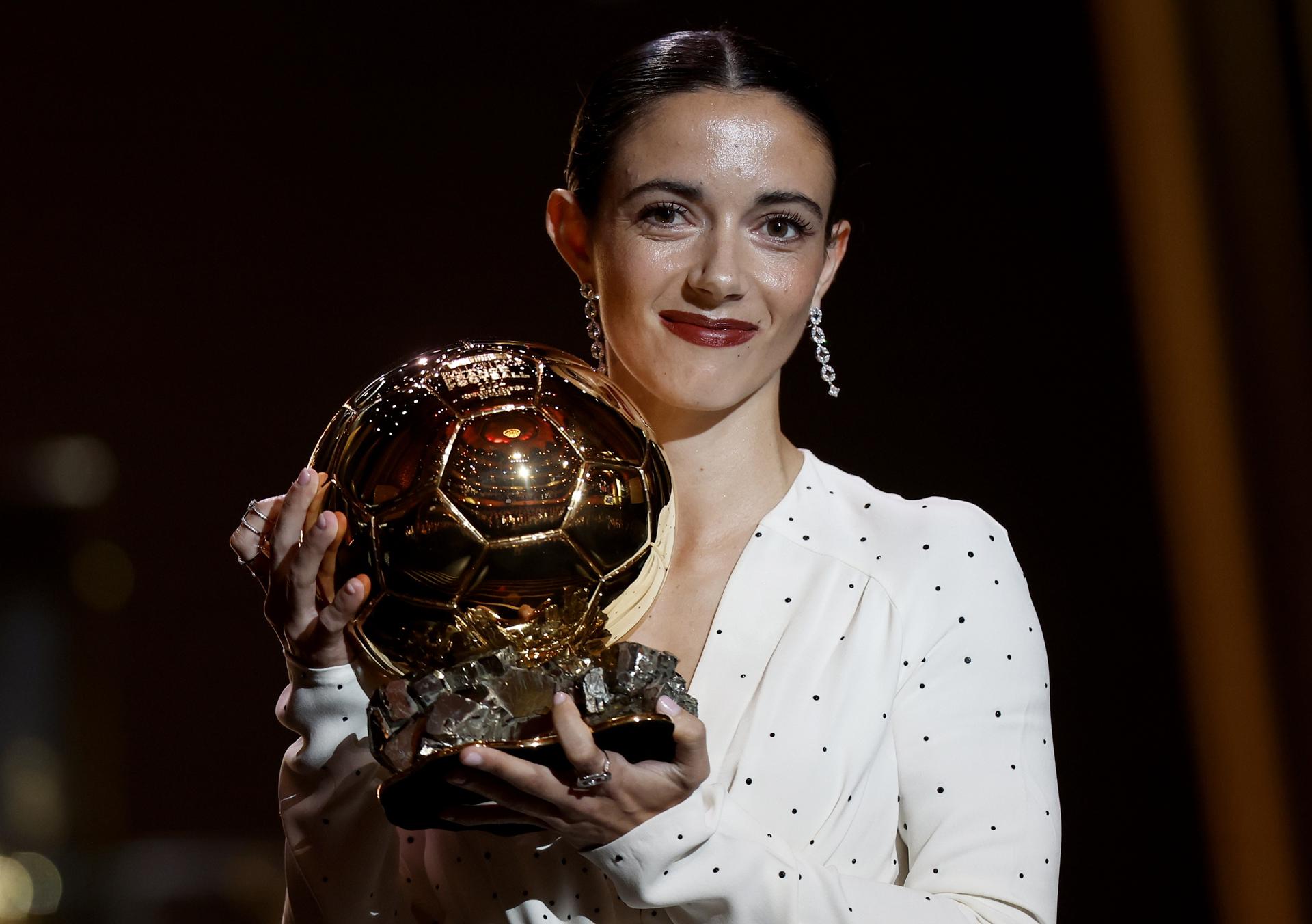 La jugadora del Barcelona Aitana Bonmati pronuncia su discurso tras ganar el Balón de Oro Femenino 2024 en la ceremonia del Balón de Oro 2024 en el Teatro du Chatelet en París, Francia, el 28 de octubre de 2024. EFE/EPA/MOHAMMED BADRA 