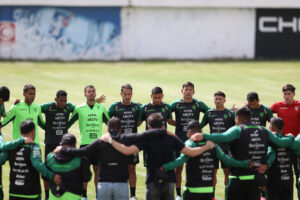 Jugadores de la selección boliviana de fútbol participan en un entrenamiento este miércoles, en La Paz de cara al partido del 10 de octubre con Colombia en El Ato, a más de 4.000 metros sobre el nivel del mar. EFE/ Luis Gandarillas
