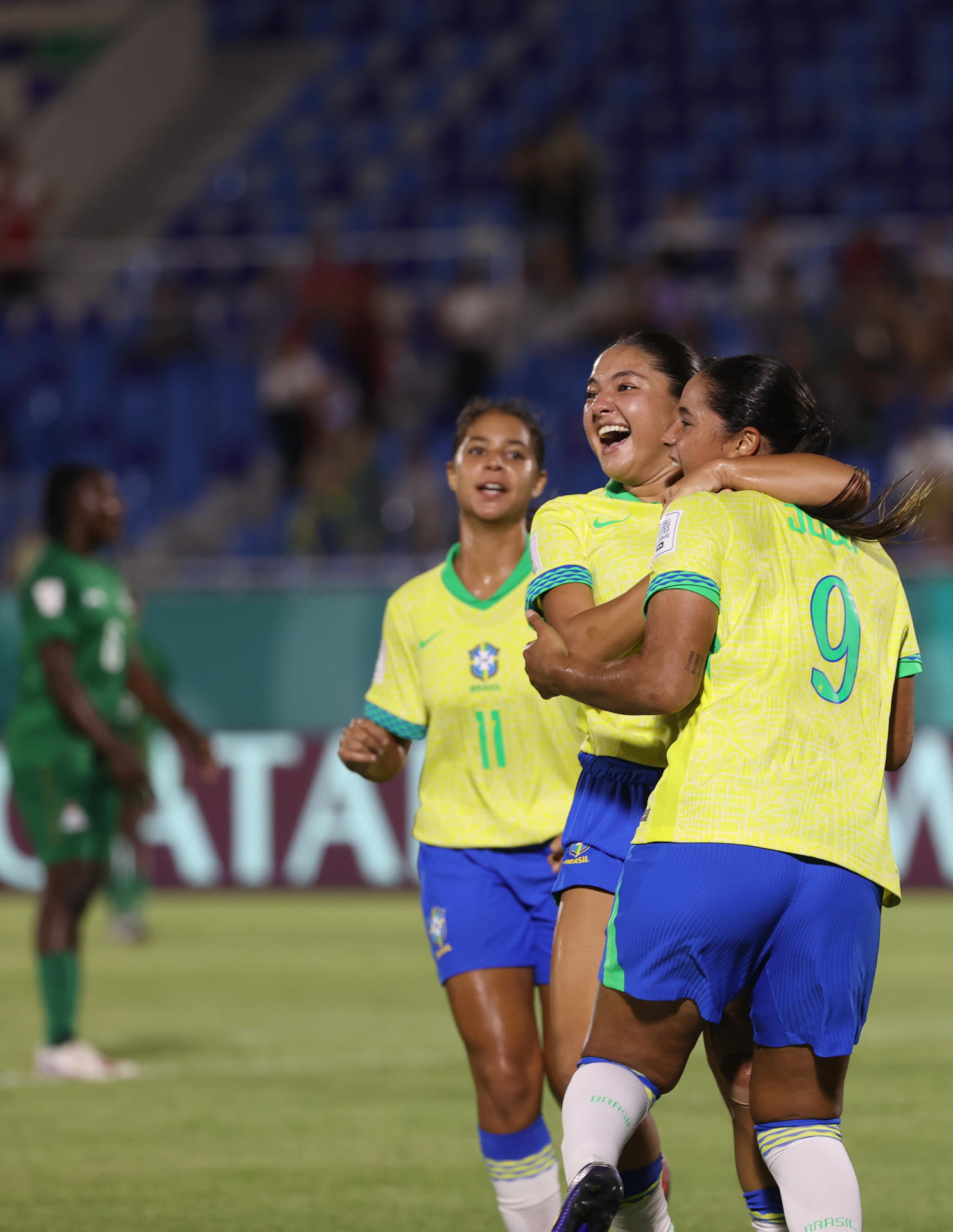 Juju (d) de Brasil celebra un gol con sus compañeras ante Zambia. EFE/Orlando Barría 