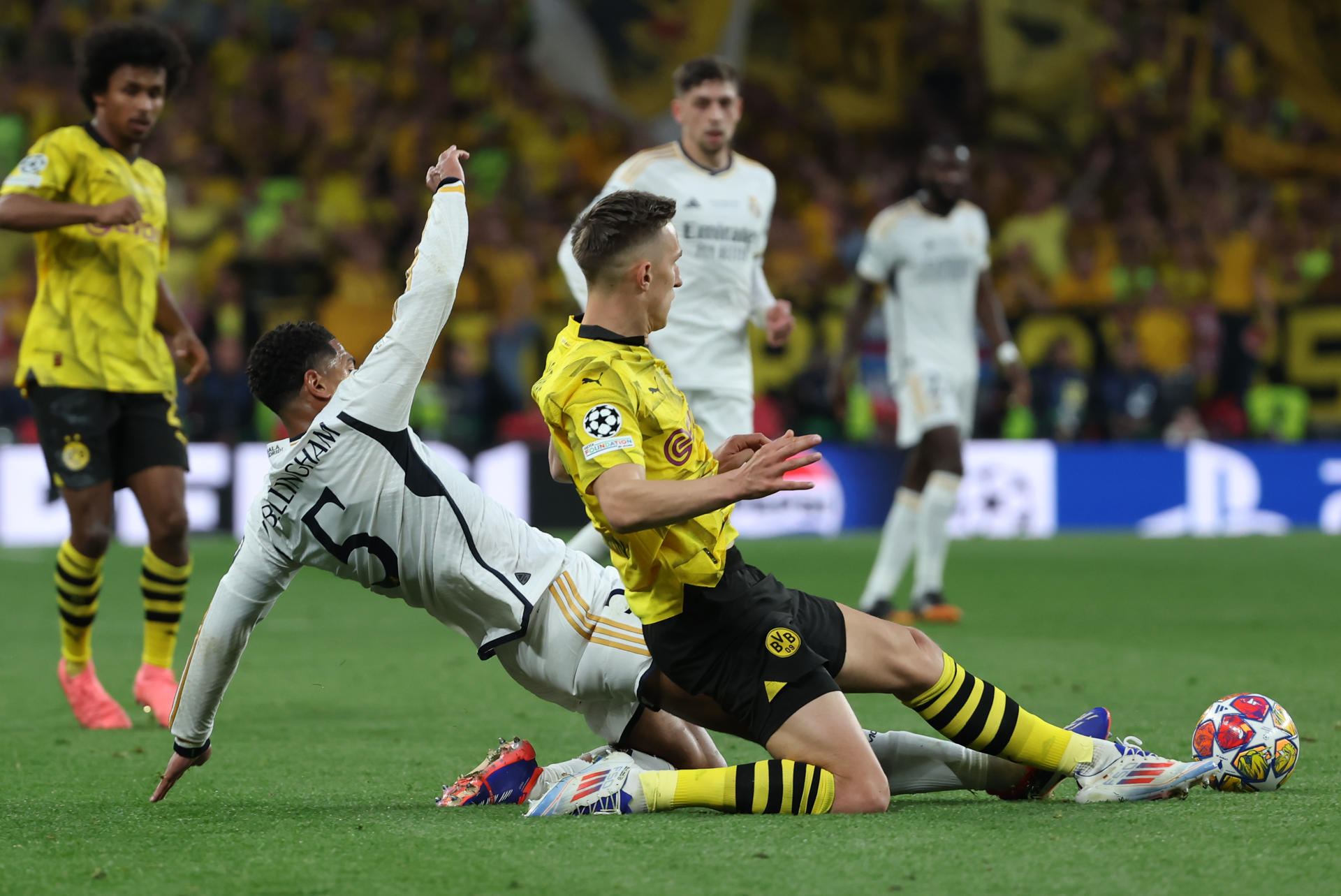Momento de la última final de la Liga de Campeones entre el Real Madrid y el Borussia Dortmund, en el que Jude Bellingham (i) y Nico Schlotterbeck (d) volverán a verse las caras este martes en el Santiago Bernabéu. EFE / Kiko Huesca. 