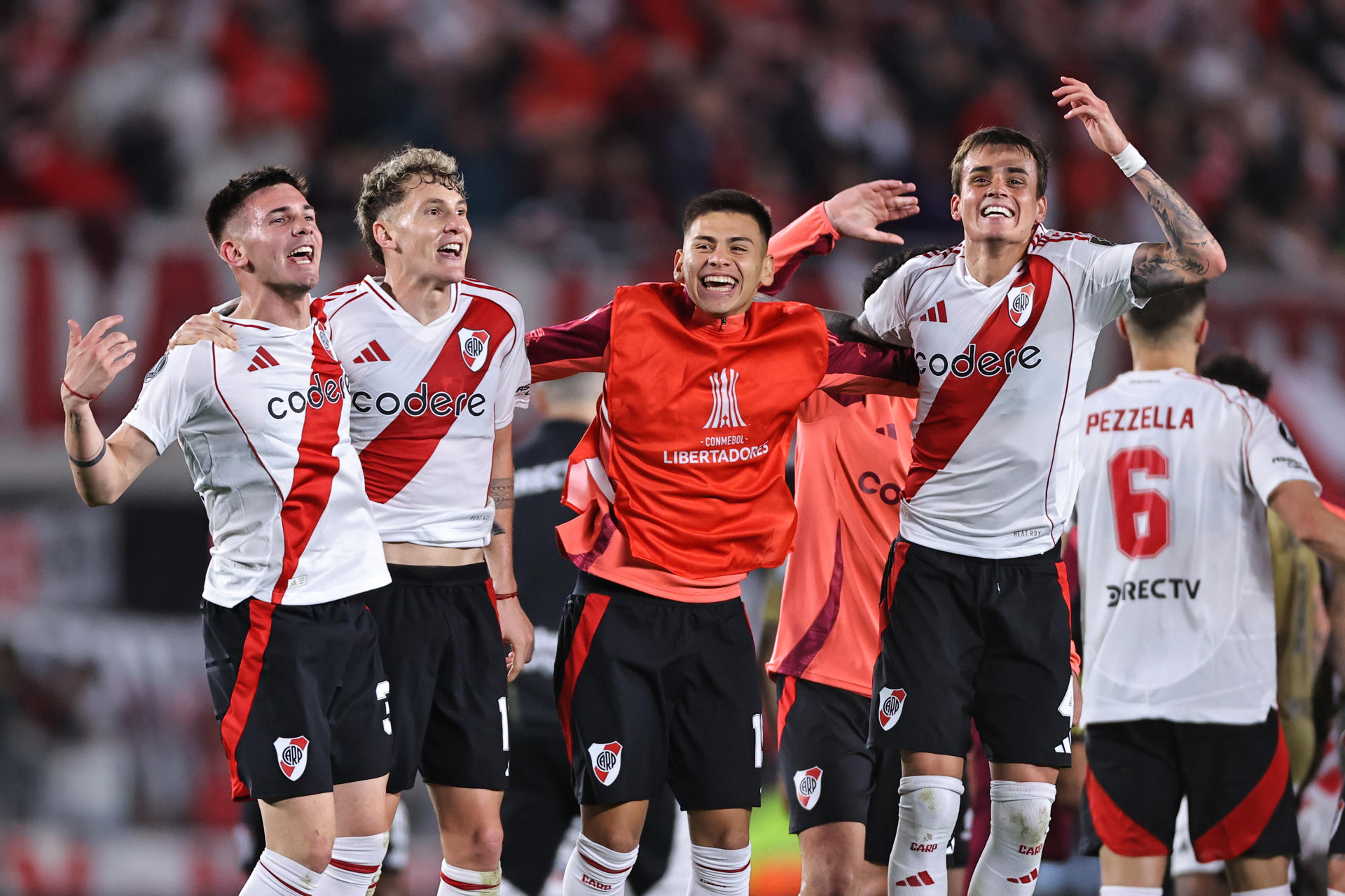 Jugadores de River celebran el paso a la semifinal de la Copa Libertadores en el estadio Más Monumental en Buenos Aires (Argentina). EFE/ Juan Ignacio Roncoroni 
