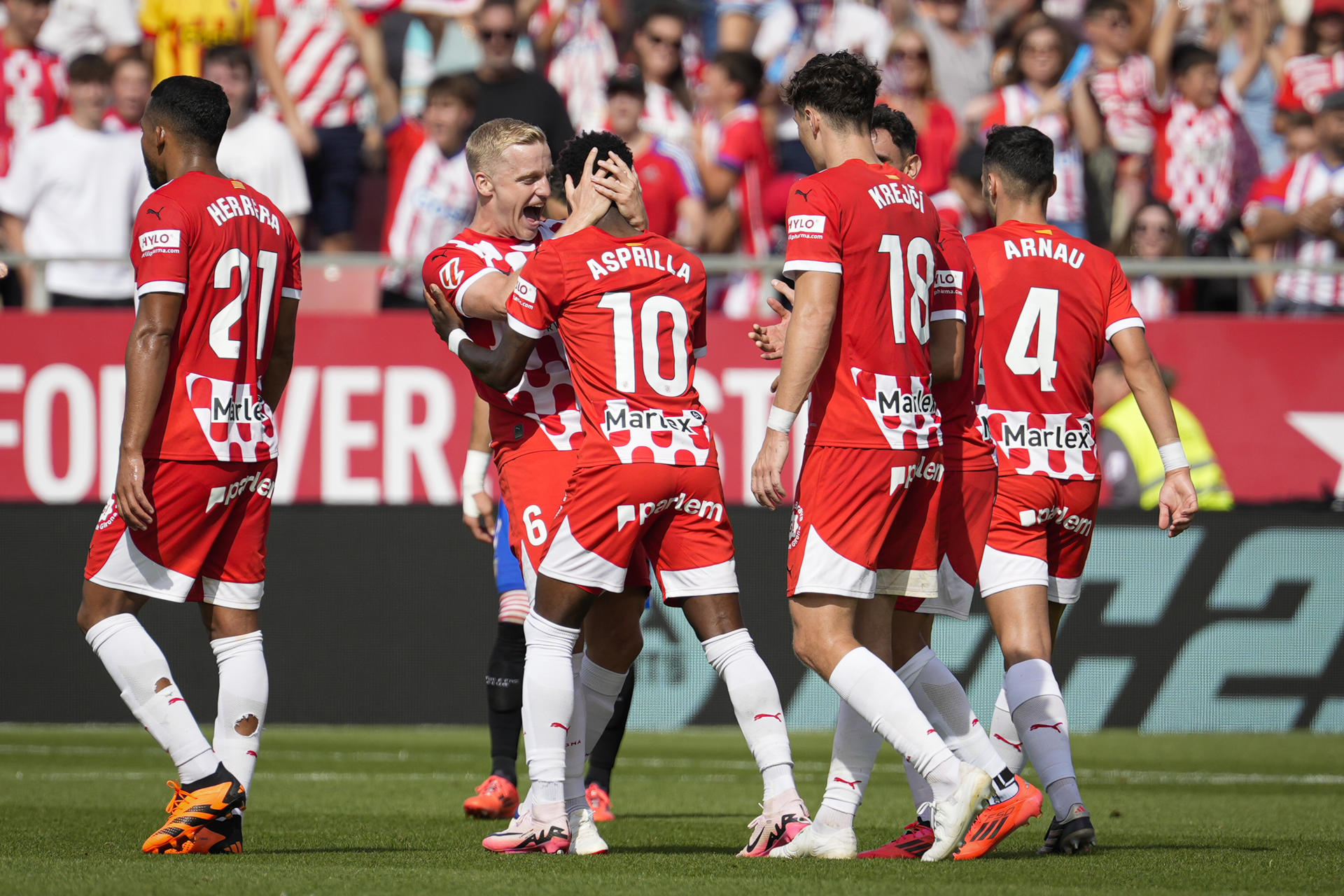 Jasper Asprilla (c), del Girona, celebra con sus compañeros tras marcar el 1-0 ante el Athletic de Bilbao, durante el partido de LaLiga que se disput en el estadio de Montilivi.EFE/ David Borrat 