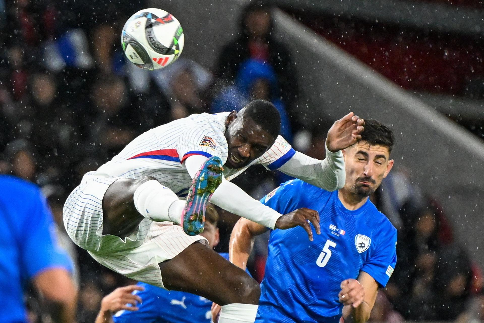Kolo Muani intenta un remate EFE/EPA/Tibor Illyes.
