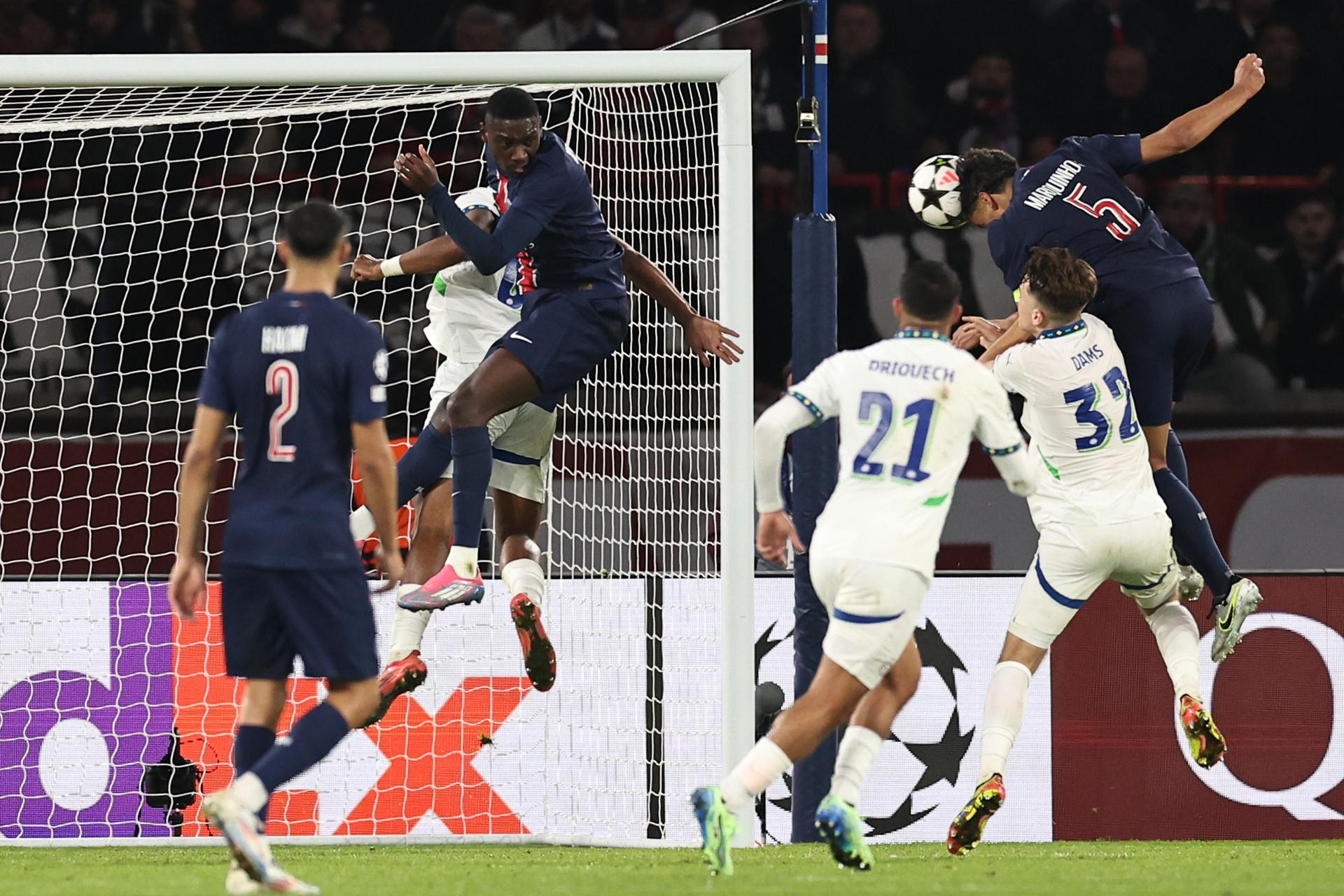 La falta de puntería de cara al gol dejó a medias la remontada del París Saint-Germain contra el PSV Eindhoven, que no supo aprovechar las ocasiones al contragolpe pero que arrancó un punto del Parque de los Príncipes que no satisface a ninguno de los dos equipos (1-1). EFE/EPA/CHRISTOPHE PETIT TESSON 