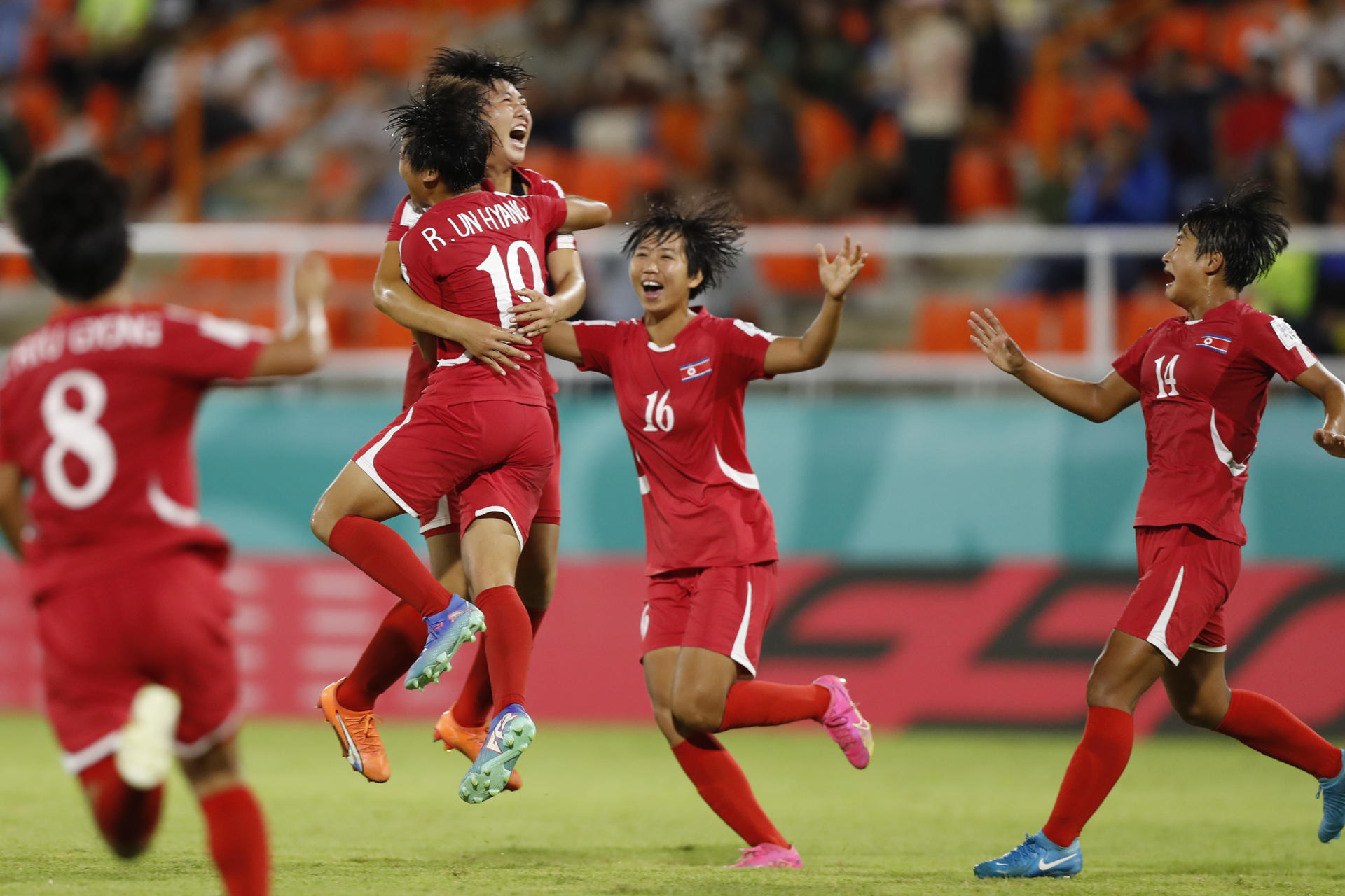 Jugadoras de Corea del Norte celebran un gol de Un-Hyang Ro en un partido por la semifinal de la Copa Mundial Femenina sub-17. EFE/ Diana Sánchez