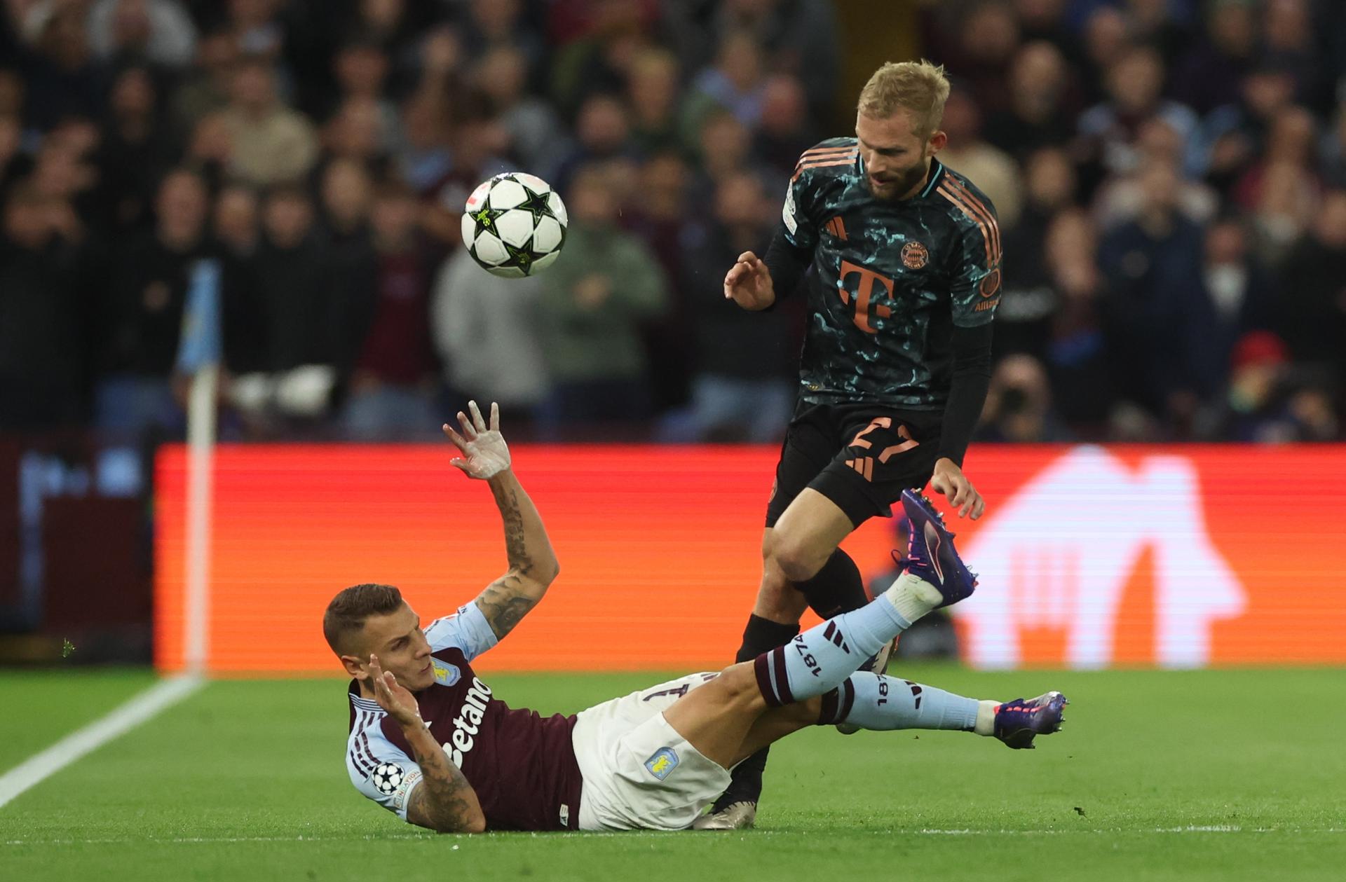 Lucas Digne, del Aston Villa (I), ante Konrad Laimer, del Bayern (d) , durante el partido de la segunda jornada de la UEFA Champions League que han jugado Aston Villa y Bayern Munich en Birmingham, Reino Unido. EFE/EPA/NEIL HALL 