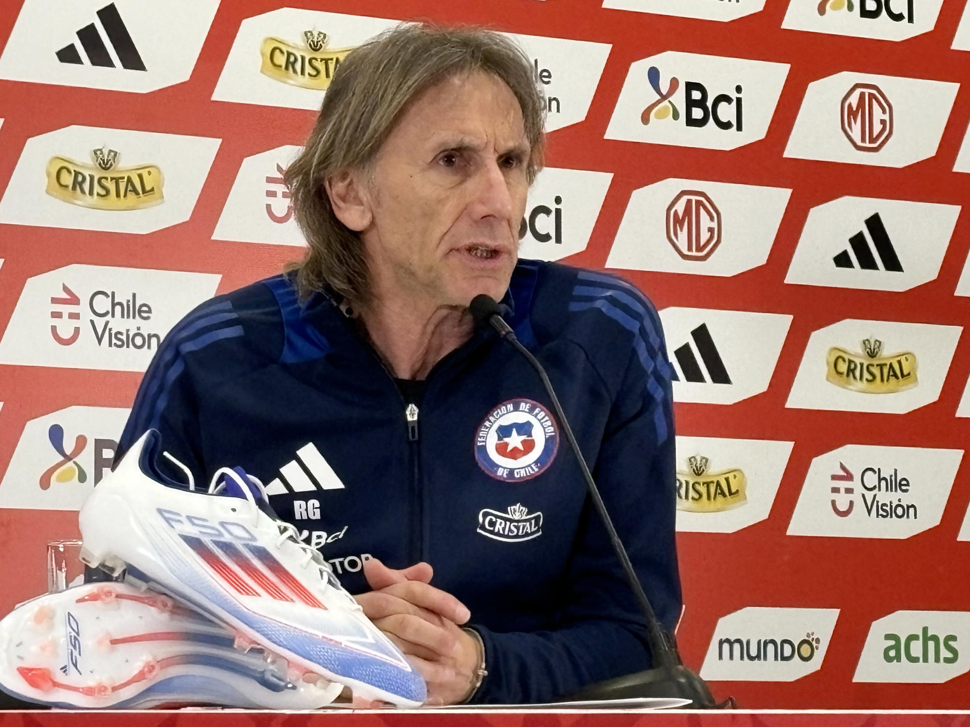 El entrenador de la selección chilena de fútbol, Ricardo Gareca está en el ojo del huracán con la Roja. EFE/ María José Rey 