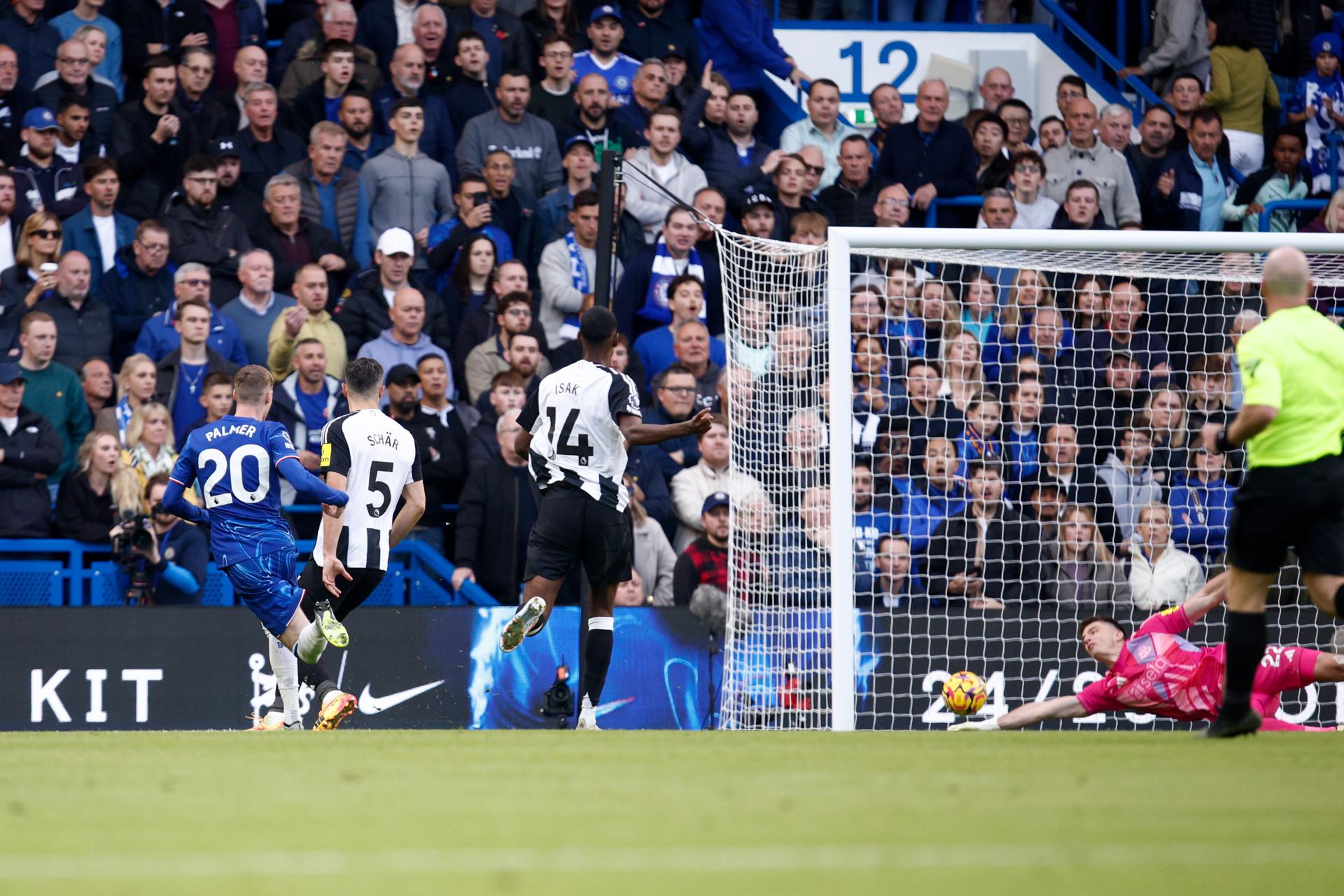 El jugador del Chelsea Cole Palmer durante el partido de la Premier League que han jugado Chelsea FC y Newcastle United, en Londres, Reino Unido.EFE/EPA/DAVID CLIFF 