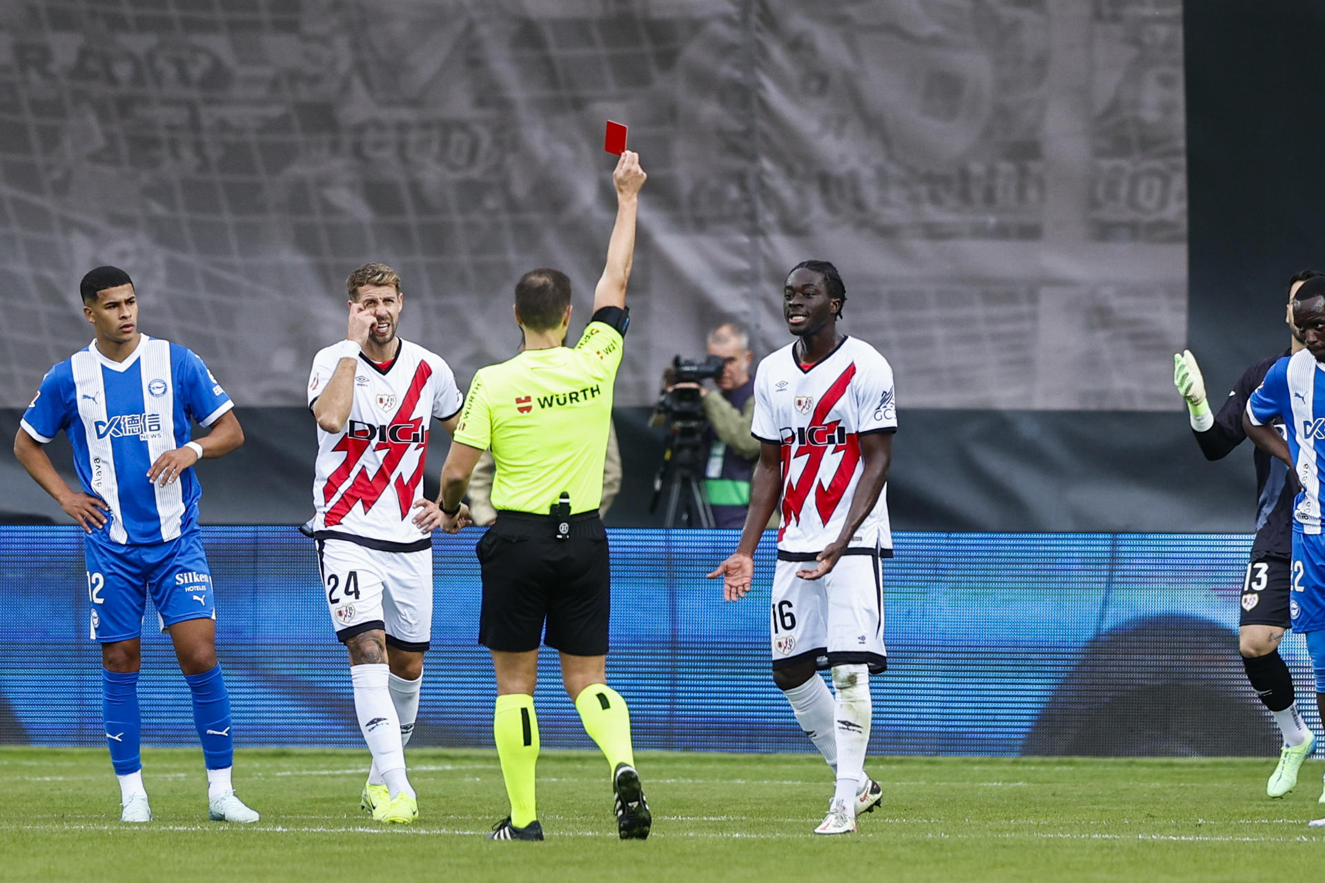 El defensa ghanés del Rayo Vallecano Abdul Mumin (d) recibe tarjeta roja este sábado, durante el partido de la jornada 11de LaLiga EA Sports, entre el Rayo Vallecano y el Alavés, en el Estadio de Vallecas, en Madrid. EFE/ Rodrigo Jiménez 