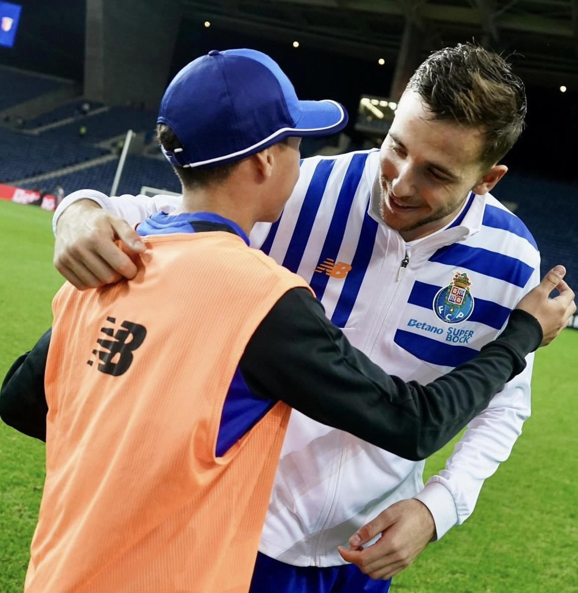 El medio español del Oporto formado en la cantera del FC Barcelona, Nico González (d), hijo del mítico Fran, del Deportivo, tras regalar su premio como Mejor Jugador del Partido ante el Braga al recogepelotas del encuentro. EFE/FC Porto / ***SOLO USO EDITORIAL/SOLO DISPONIBLE PARA ILUSTRAR LA NOTICIA QUE ACOMPAÑA (CRÉDITO OBLIGATORIO)***
