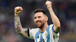 alt. El argentino Leo Messi “suaviza su dolor” con otro récord