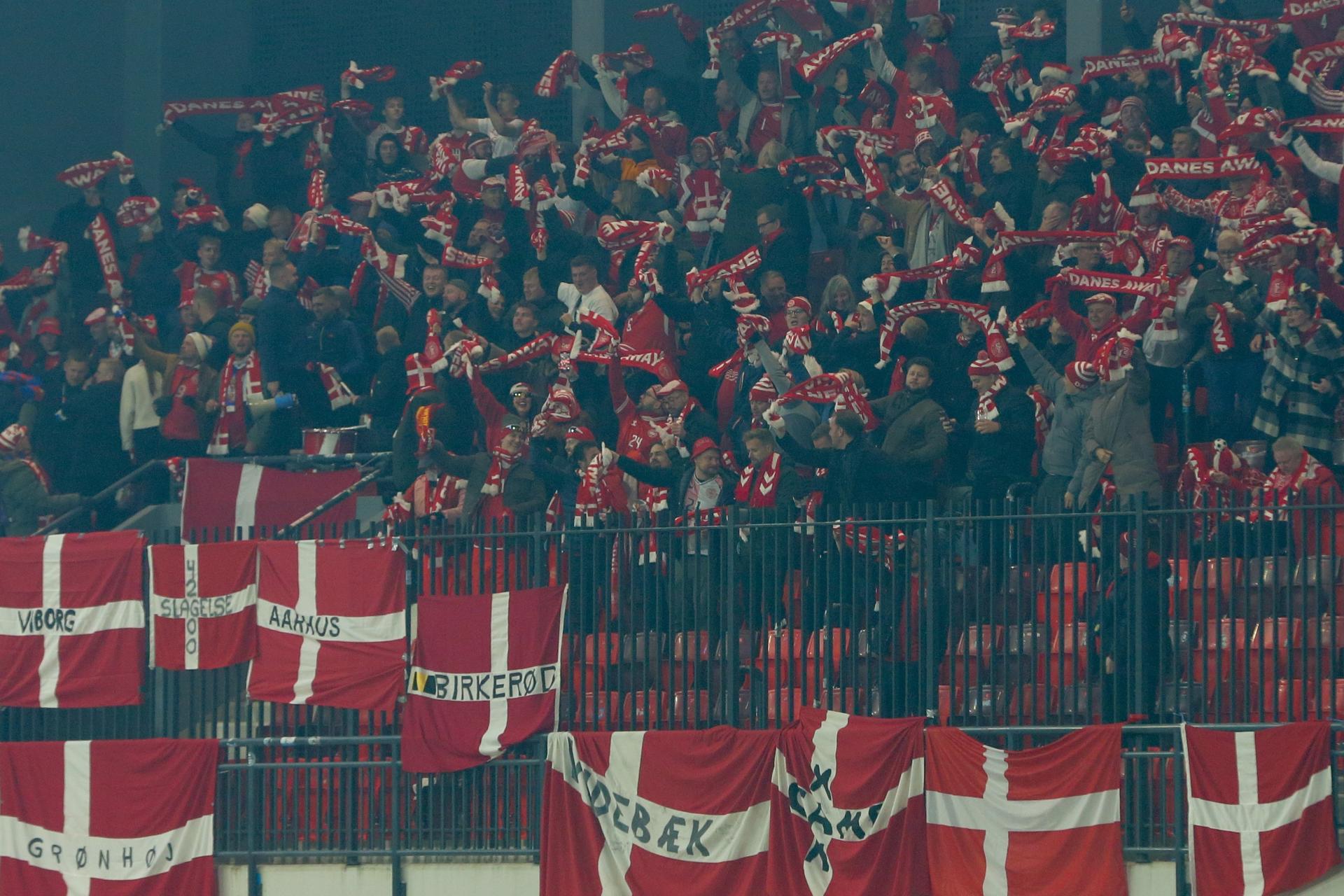 Hinchas de Dinamarca durante el partido de la UEFA Nations League que han jugado Serbia y Dinamarca jugado en Leskovac, Serbia. EFE/EPA/ANDREJ CUKIC 