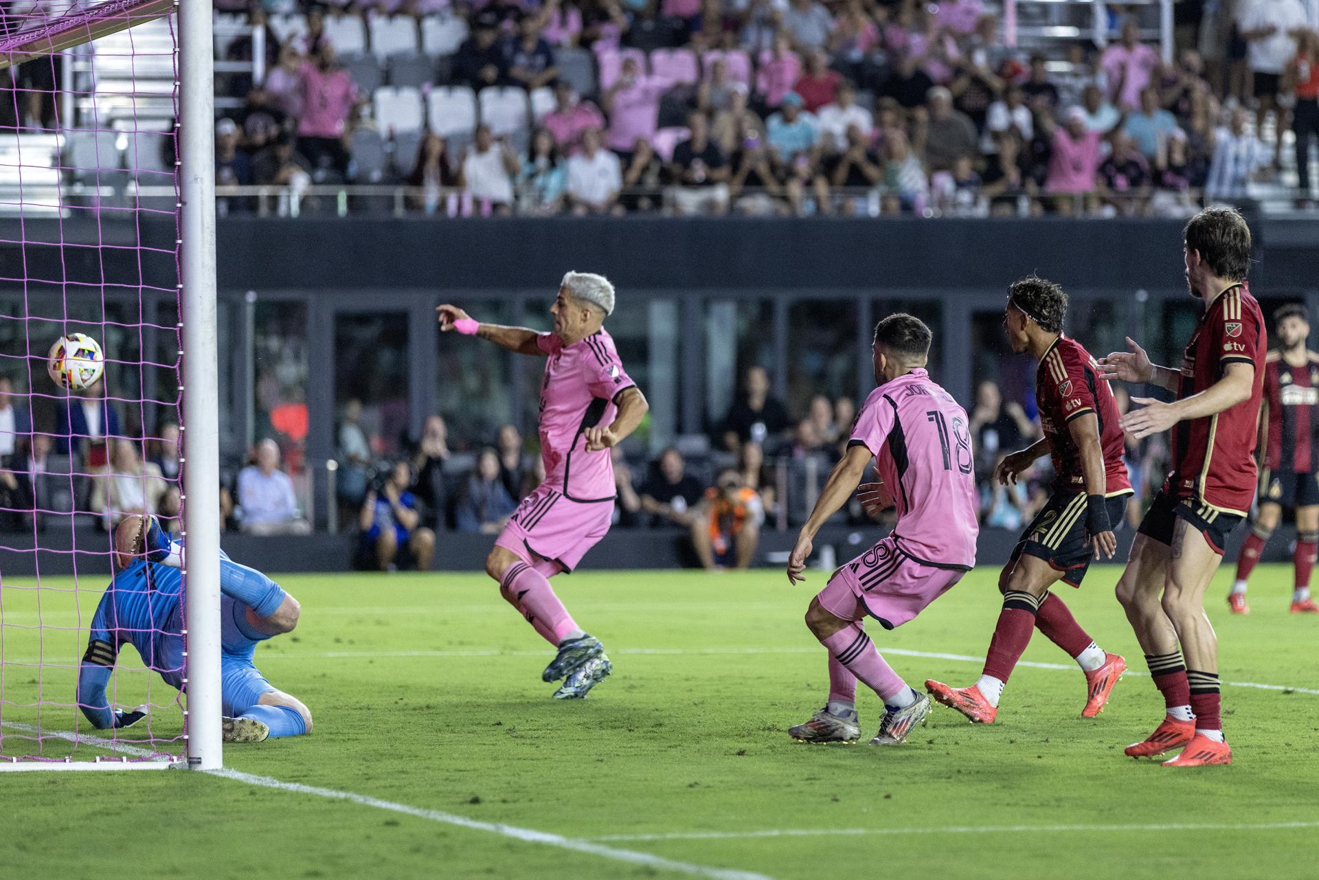 El delantero uruguayo del Inter Miami , Luis Suárez (C), presiona con un remate sobre la portería de Brad Guzan, del Atlanta United, este sábado durante el partido jugado en el Chase Stadium de Fort Lauderdale (Florida). EFE/EPA/CRISTOBAL HERRERA-ULASHKEVICH 