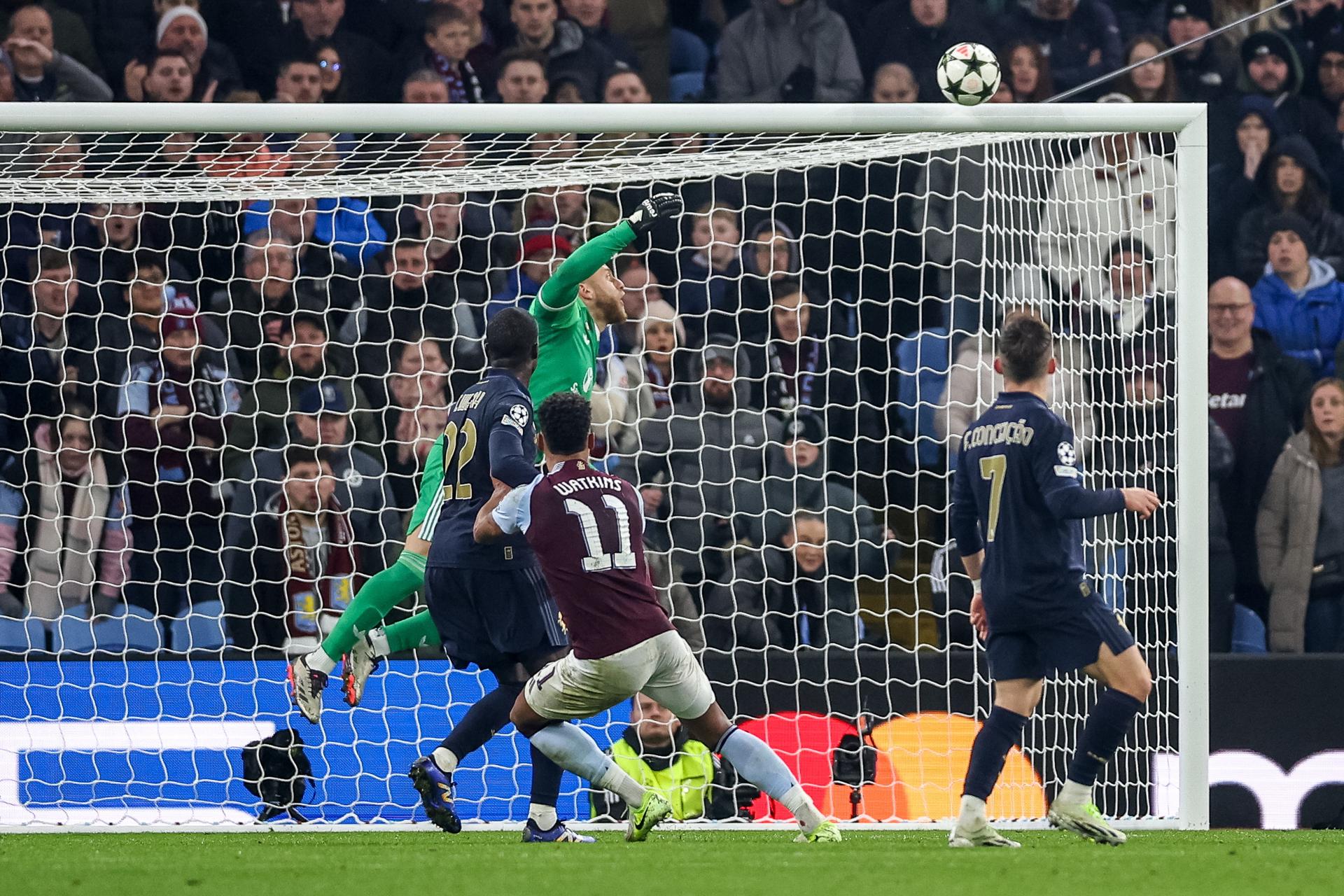 El portero Michele Di Gregorio, del Juventus, en acción durante el partido de la UEFA Champions League que han jugado Aston Villa y Juventus en Birmingham, Reino Unido. EFE/EPA/ADAM VAUGHAN 
