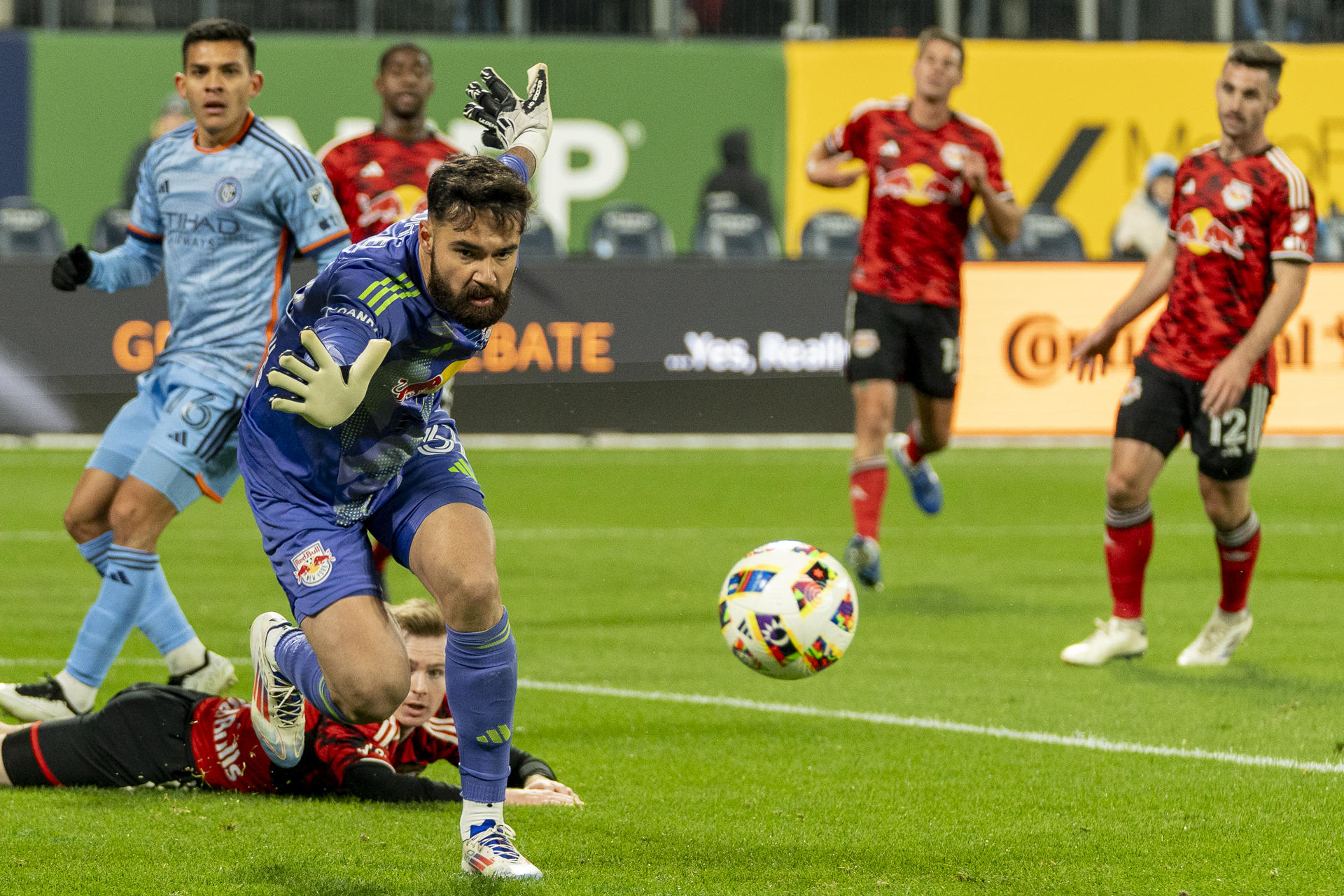 El portero paraguayo Carlos Coronel levantó un muro frente a su portería que ayudó a Red Bulls a clasificarse este sábado a la final de la Conferencia Este de la MLS. EFE/ Ángel Colmenares 