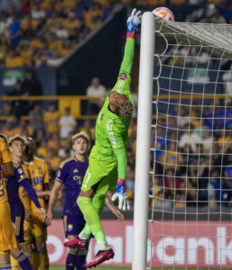 Fotografía de archivo del portero peruano Pedro Gallese en un partido reciente de su club, Orlando City.EFE/ Miguel Sierra