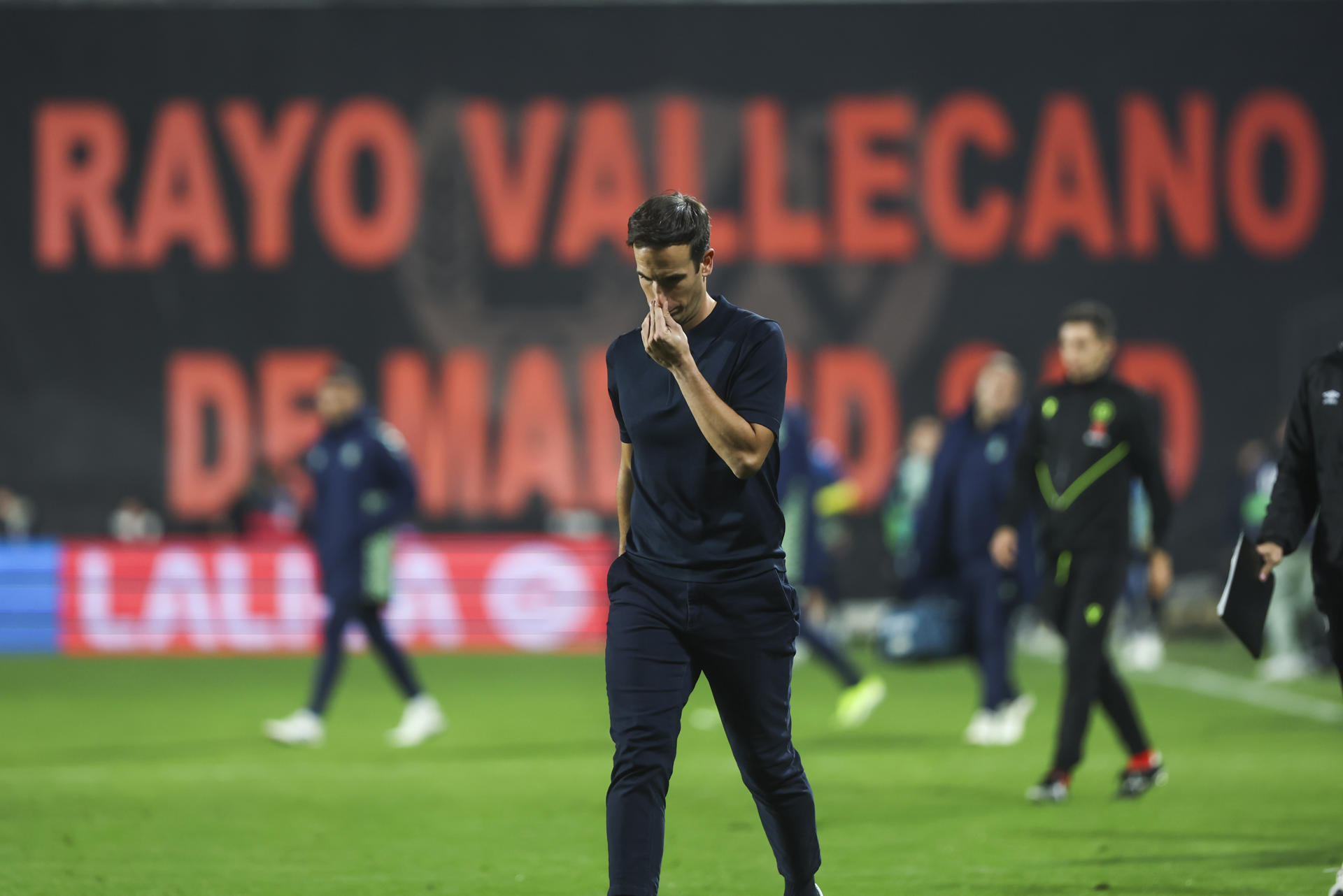 El entrenador del Rayo, Íñigo Pérez, al término del partido de LaLiga que Rayo Vallecano y UD Las Palmas han disputado este viernes en el Nuevo Estadio de Vallecas. EFE/Kiko Huesca 