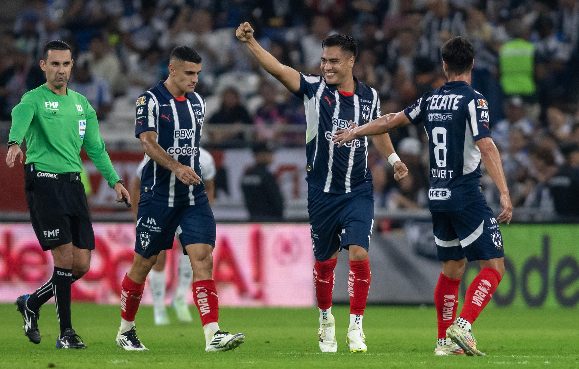 Edson Gutiérrez (2d), de Monterrey fue registrado este domingo, 10 de noviembre, al celebrar un gol que le anotó a León, durante un partido de la jornada 17 del Torneo Apertura 2024 de la Liga MX del fútbol en México, en el estadio BBVA de Monterrey. EFE/Miguel Sierra