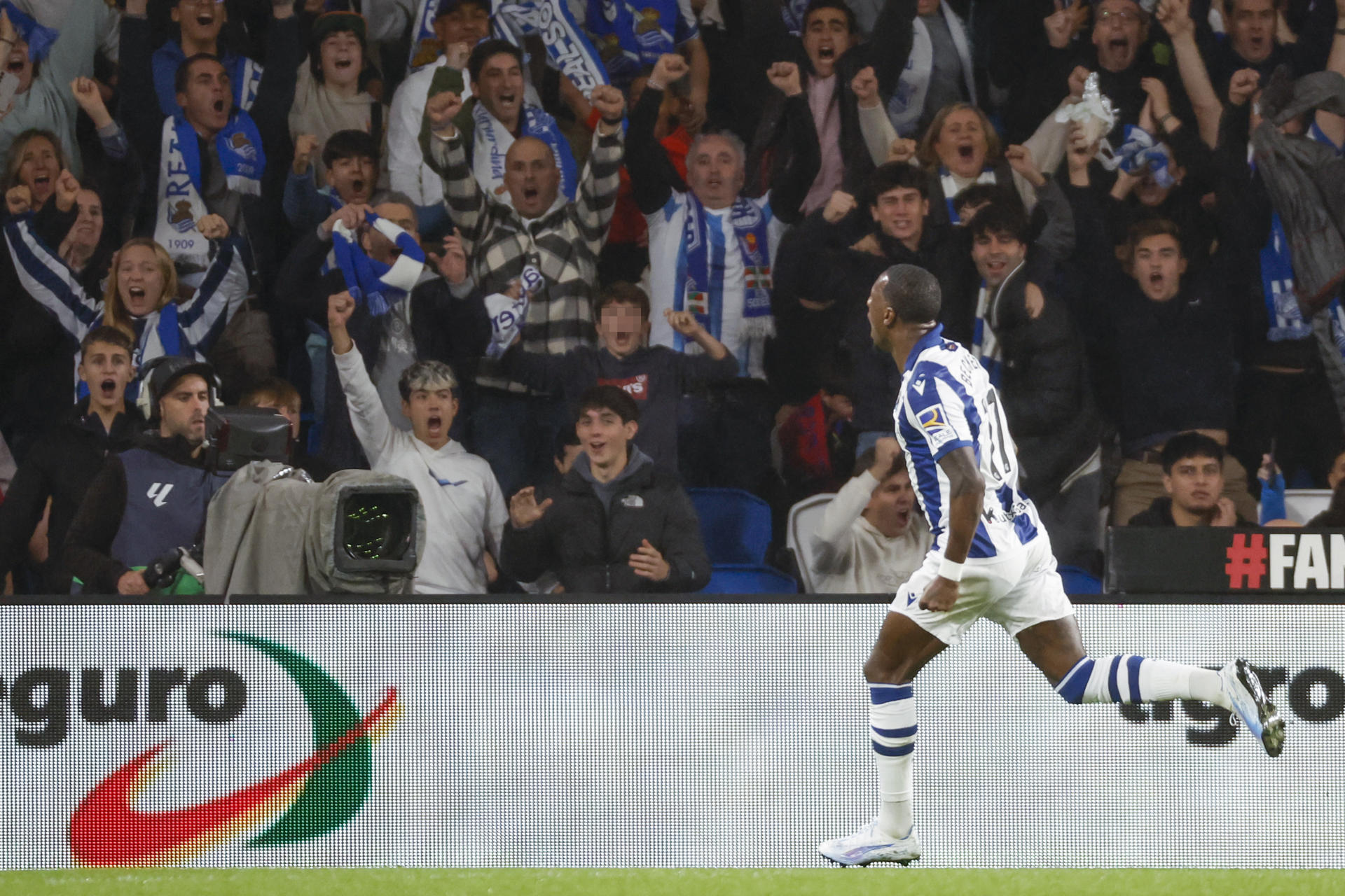 El delantero de la Real Sheraldo Becker celebra tras marcar ante el Barcelona, durante el partido de LaLiga que Real Sociedad y FC Barcelona disputan este domingo en el Reale Arena, en San Sebastián. EFE/Juan Herrero 